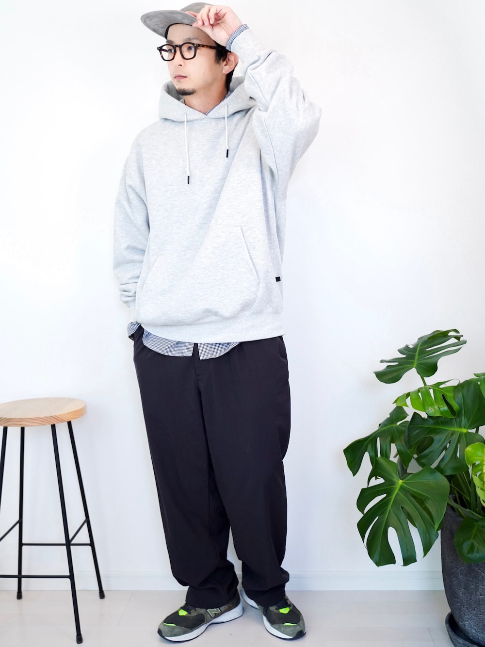 「ビッグシルエット、キャップ、パーカー、New Balance、オーバーサイズ、休日スタイル、GLOBAL WORK、Steven Alan、きれいめカジュアル、メガネ男子、黒パンツ、30代、オトナカジュアル、秋コーデ、DAIWAPIER39」｜「NEW BALANCEのML2002RG　CAMO GREEN（スニーカー、グリーン系）」を使った、talow/タローさん（メンズ・176cm）の秋コーディネートの1枚目の写真