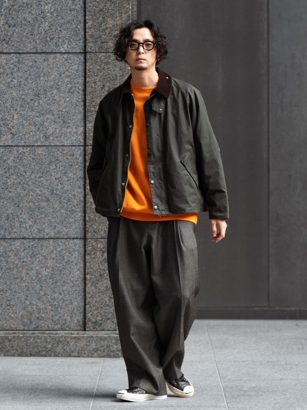 「休日スタイル、大人カジュアル、ビッグシルエット、きれいめカジュアル、冬コーデ、barbour、バブアー、スラックス、スニーカー、コンバース、スウェット、メガネ男子、カジュアルコーデ、CITEN、neonsign」｜「CONVERSEの【CONVERSE for BIOTOP】EXCLUSIVE RALLY（スニーカー、ブラック系）」を使った、talow/タローさん（メンズ・176cm）の冬コーディネートの1枚目の写真
