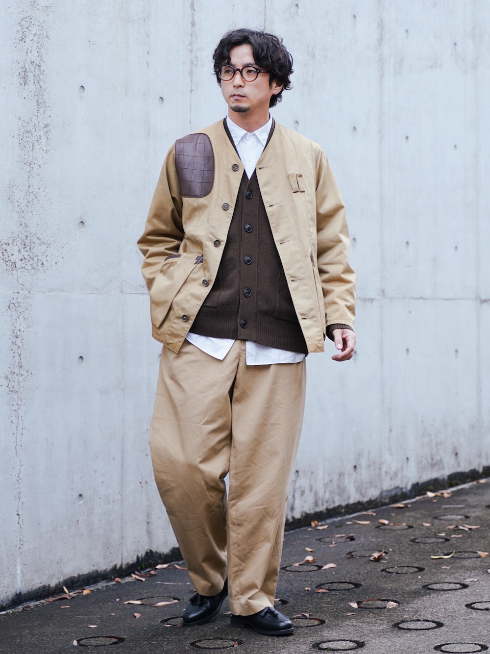 「大人カジュアル、きれいめカジュアル、古着MIX、冬コーデ、未来のWEARISTAプロジェクト、チノパン、革靴、カーディガン、ワントーンコーデ、メガネ男子、ハンティングジャケット、シンプルコーデ、ビッグシルエット、休日スタイル、古着」｜「CITENの＜CITEN（シテン）＞2プリーツ ワイドチノ パンツ（チノパンツ、ベージュ系）」を使った、talow/タローさん（メンズ・176cm）の秋コーディネートの1枚目の写真