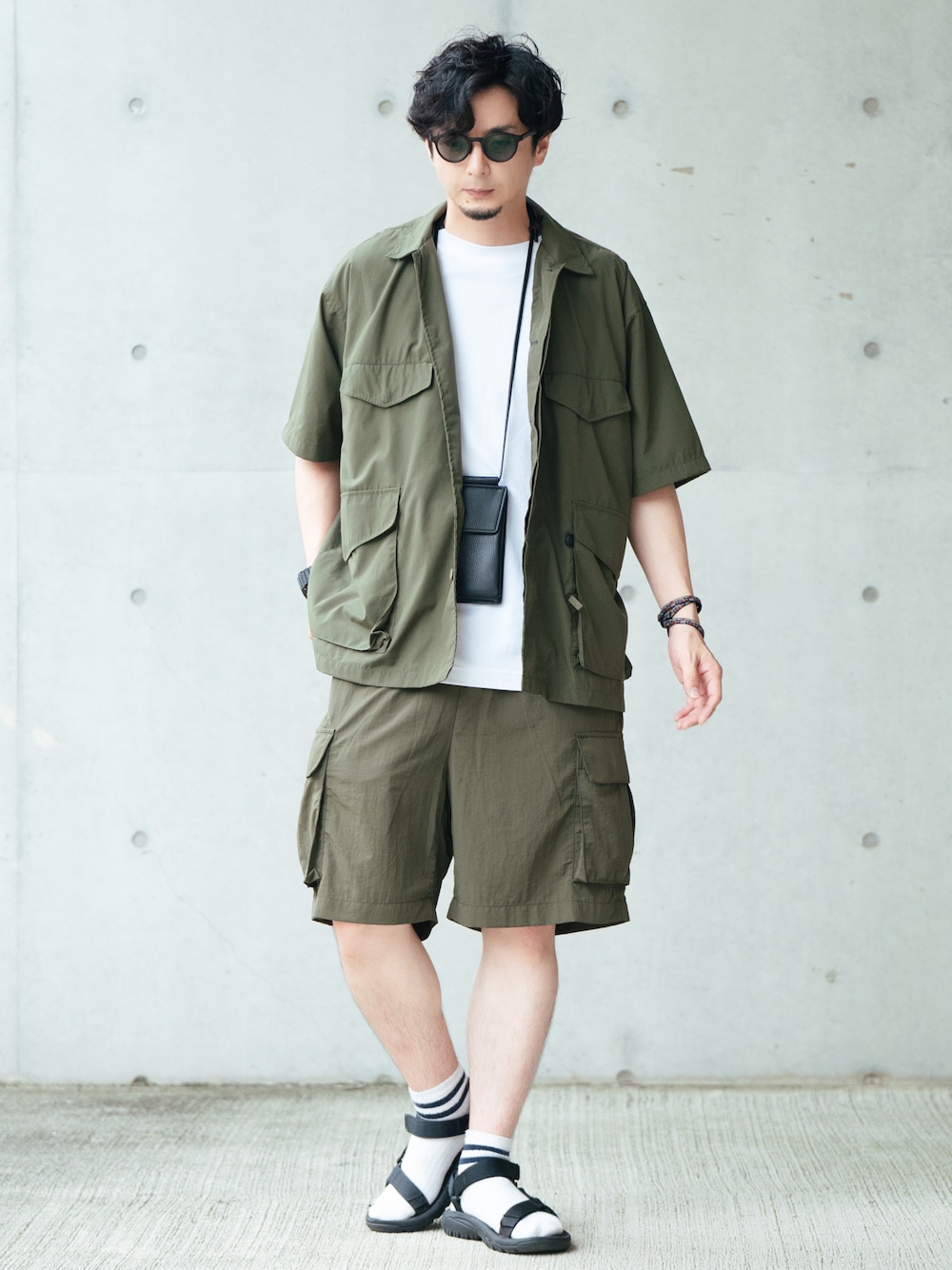 「夏コーデ、ミリタリー、休日スタイル、ビッグシルエット、ショートパンツ、サングラス、セットアップ、大人カジュアル、プチプラ、スポーツサンダル」｜「DAIWA PIER39のTECH FRENCH MIL FIELD SHIRT（シャツ/ブラウス、グリーン系）」を使った、talow/タローさん（メンズ・176cm）の夏コーディネートの1枚目の写真