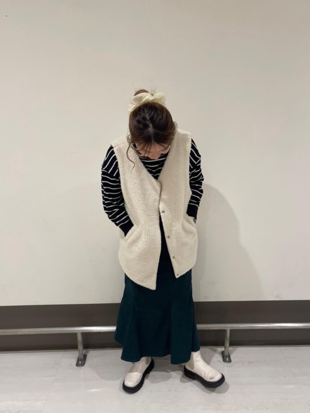 「オトナカジュアル、休日スタイル、今日のコーデ、マーメイドスカート、沖縄、グリーン、ボアベスト、レトロガール、お団子ヘアー、プチプラ、プチプラコーデ、デート、タートルネック、トレンド、お洒落さんとつながりたい」｜「RETRO GIRLのアイテム（ベスト、ベージュ系）」を使った、りのさん（レディース・159cm）の冬コーディネートの1枚目の写真
