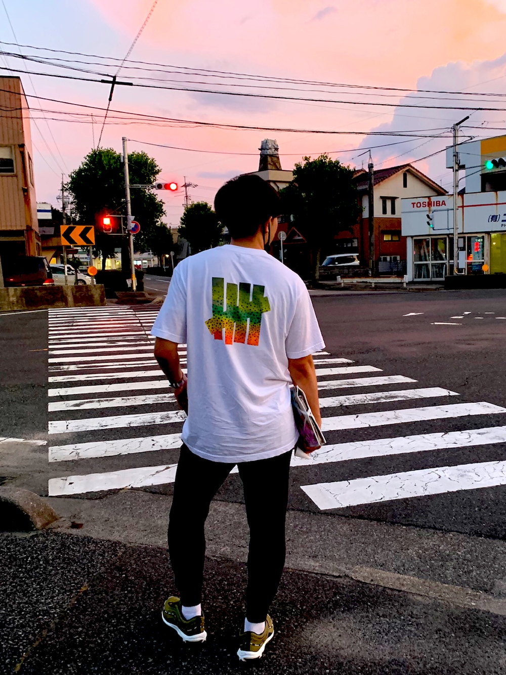「カジュアルコーデ、AIRMAX97、nikexundefeated、NIKE、undefeated、Tシャツ、スウェットパンツ」｜「UNDEFEATED のアイテム（Tシャツ/カットソー、ホワイト系）」を使った、Akiraさん（メンズ・177cm）の夏コーディネートの1枚目の写真