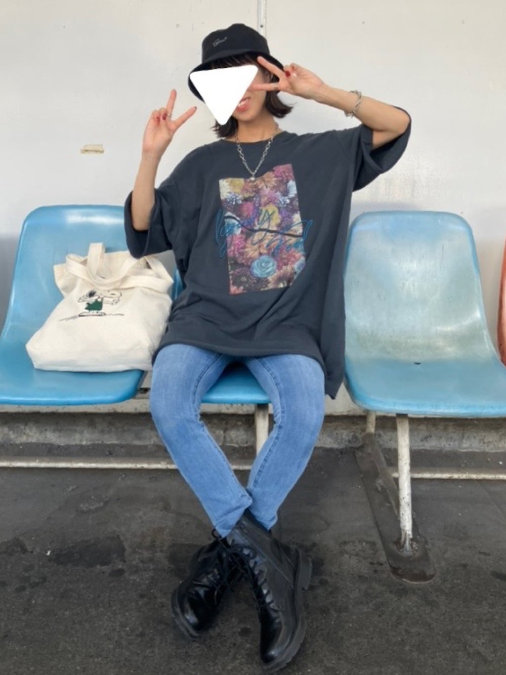 「まだ暑い、バケットハット、ビッグシルエット、スキニーデニム、レースアップブーツ」｜「PAGEBOYのロゴシシュウフラワーミニウラケ（Tシャツ/カットソー、グレー系）」を使った、Kurumiさん（骨格ウェーブ・レディース・160cm）の秋コーディネートの1枚目の写真