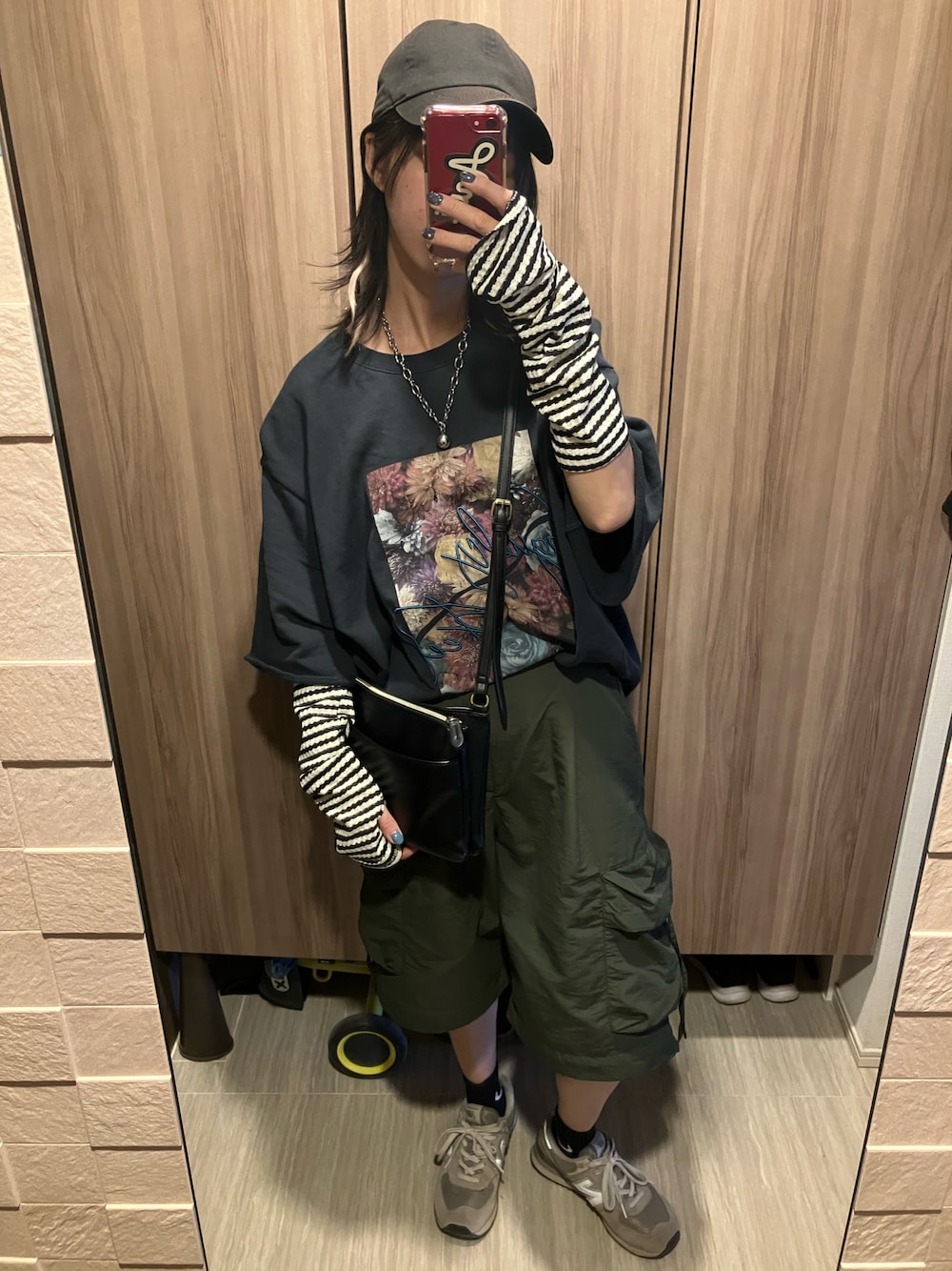「ラクチンコーデ、キャップ、Tシャツ、オーバーサイズ、アームウォーマー、カーゴパンツ、ハーフパンツ、ニューバランス、ニューバランス574」｜「PAGEBOYのロゴシシュウフラワーミニウラケ（Tシャツ/カットソー、グレー系）」を使った、Kurumiさん（骨格ウェーブ・レディース・160cm）の春コーディネートの1枚目の写真