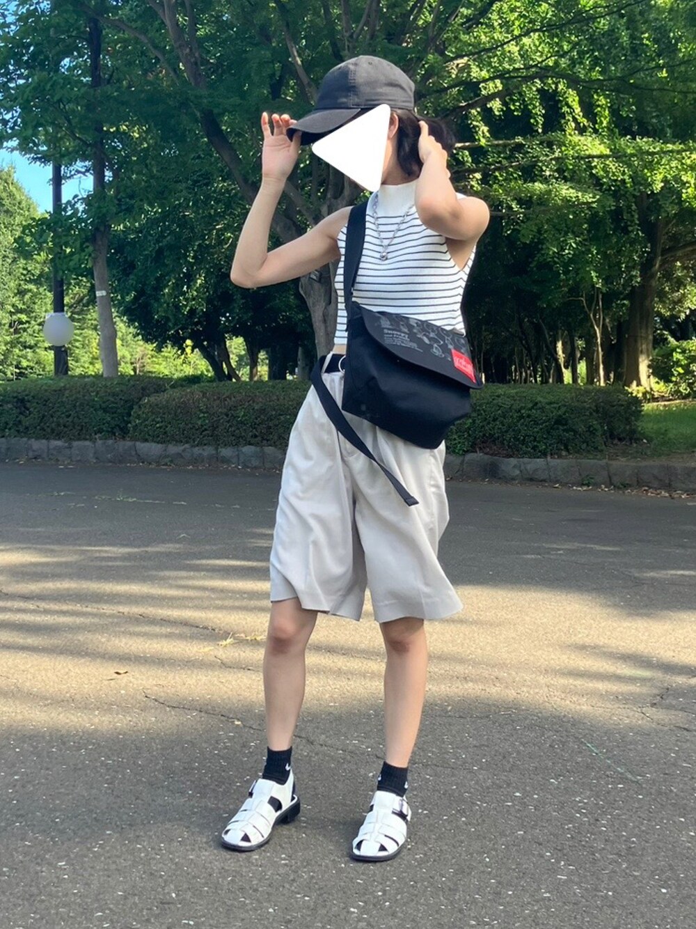 「夏コーデ、お出かけコーデ、夏服、ノースリーブ、ハイネック、ボーダー、モノトーン、ハーフパンツ、グルカサンダル」｜「PAGEBOYのピッタミニハイネックノースリーブ（Tシャツ/カットソー、ホワイト系）」を使った、Kurumiさん（骨格ウェーブ・レディース・160cm）の夏コーディネートの1枚目の写真