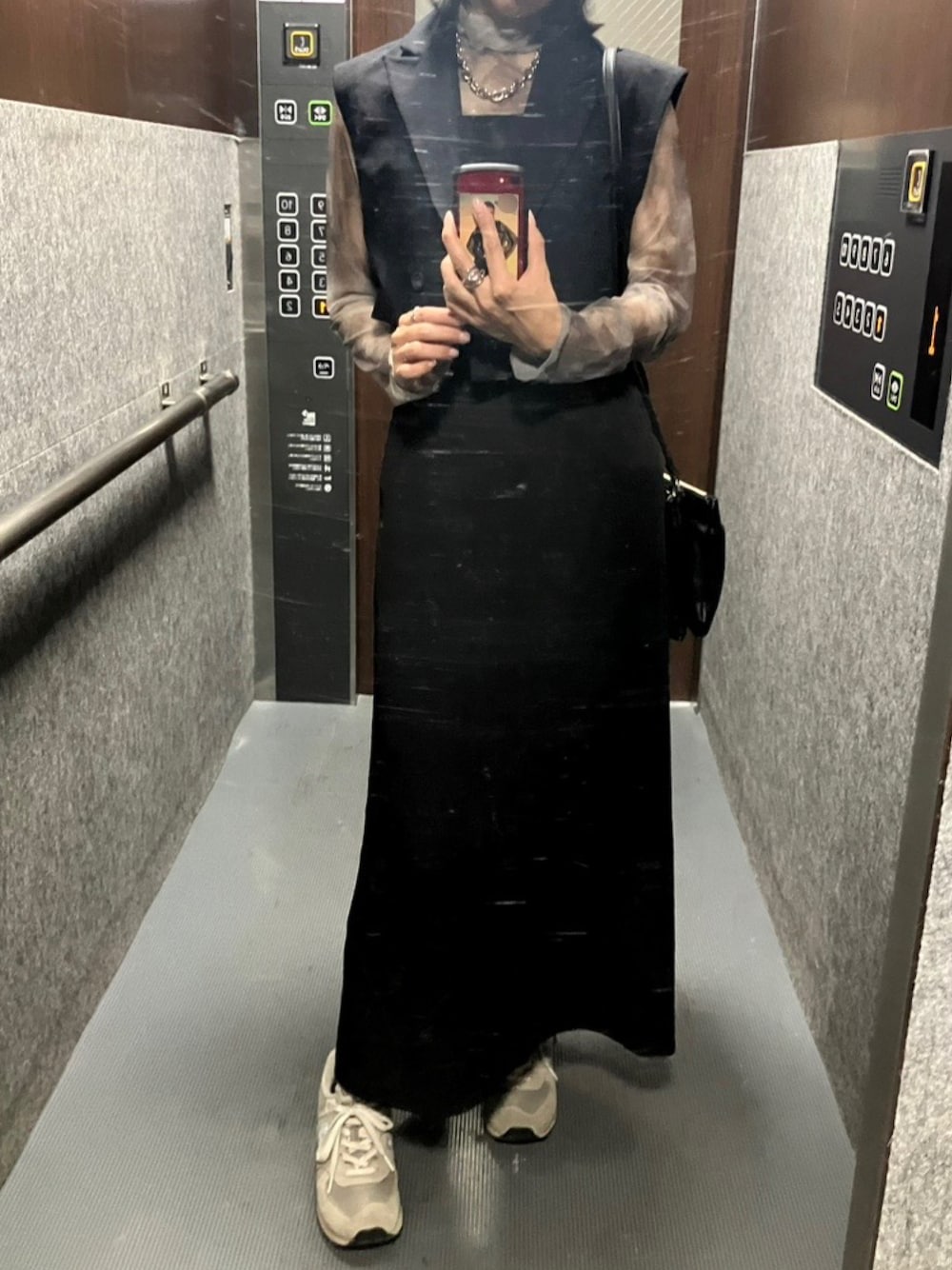 「重ね着ベストシーズン、シアートップス、ショートベスト、ワンピース、ニューバランス574、モノトーンコーデ」｜「PAGEBOYのWEB限定アイテム / キャミワンピース（ワンピース、ブラック系）」を使った、Kurumiさん（骨格ウェーブ・レディース・160cm）の秋コーディネートの1枚目の写真