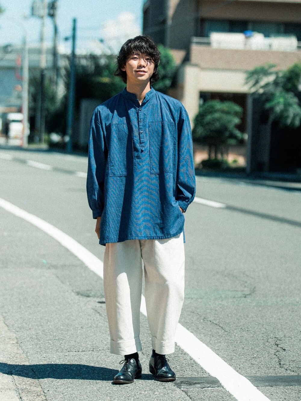 ホワイト系のチノパンツ、ブルー系のシャツ/ブラウスを着用したメンズの秋コーディネートの1枚目の写真