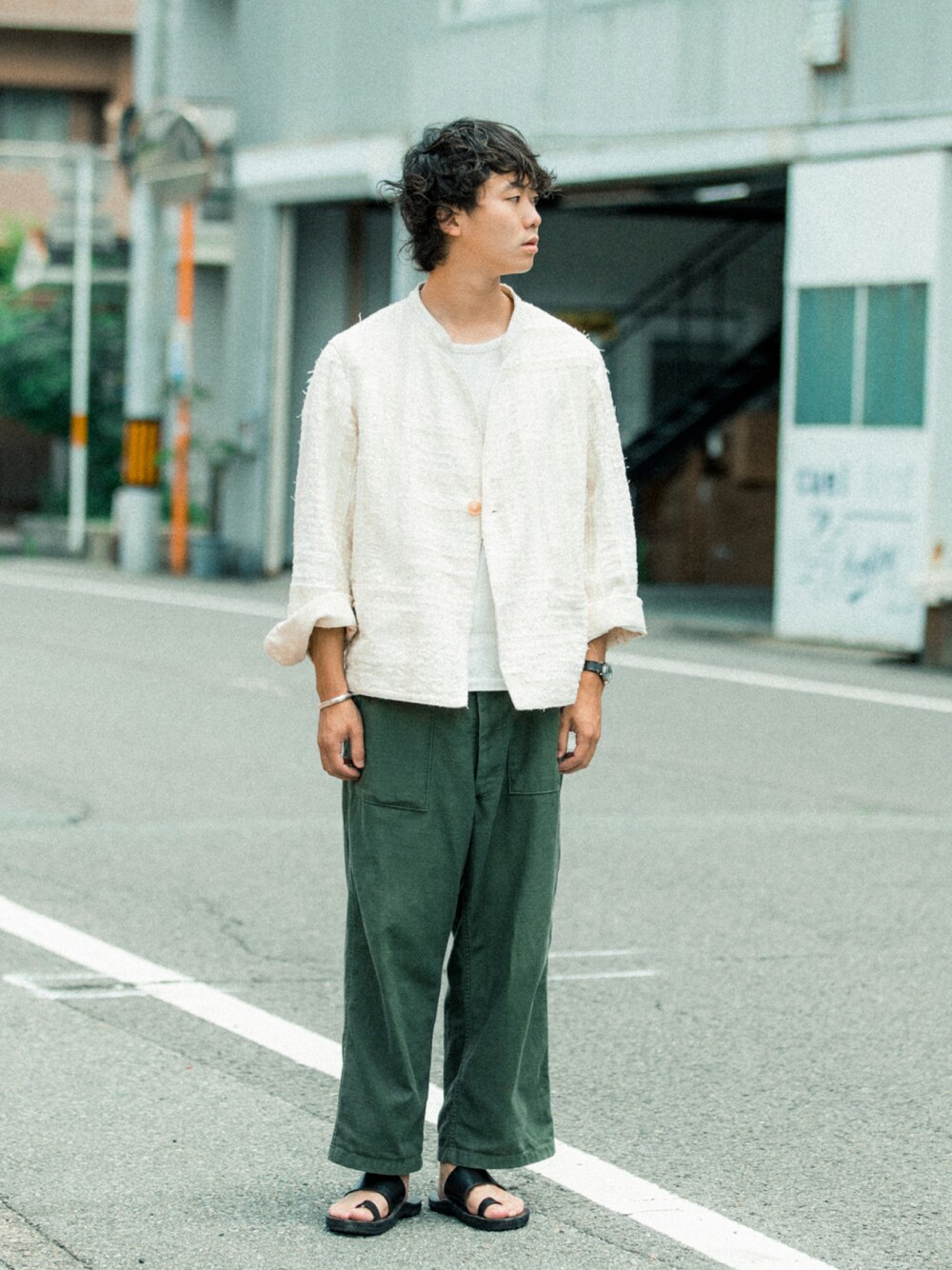 グリーン系のカーゴパンツ、ブラック系のサンダルを着用したメンズの夏コーディネートの1枚目の写真