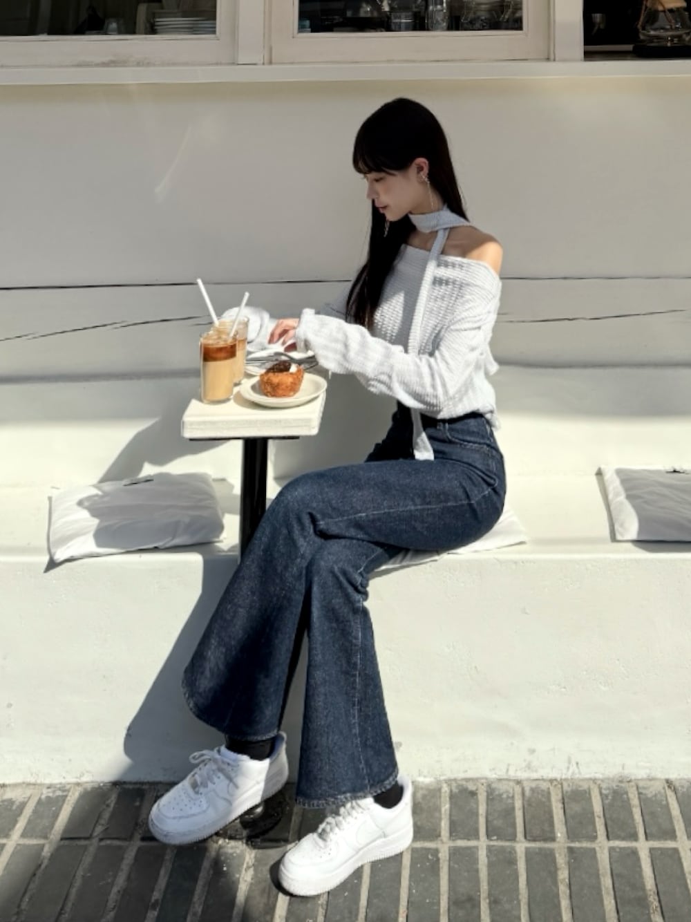 「今日のコーデ、春色、ブルー、ブルーコーデ、春服、オトナカワイイ、春夏コーデ、大人コーデ、デニム、ラフ、デニムパンツ、カジュアル、きれいめカジュアル、プチプラ、オフショル」｜「MOUSSYのMVS FLARE（デニムパンツ、ブルー系）」を使った、karenさん（骨格ウェーブ・レディース・163cm）の春コーディネートの1枚目の写真