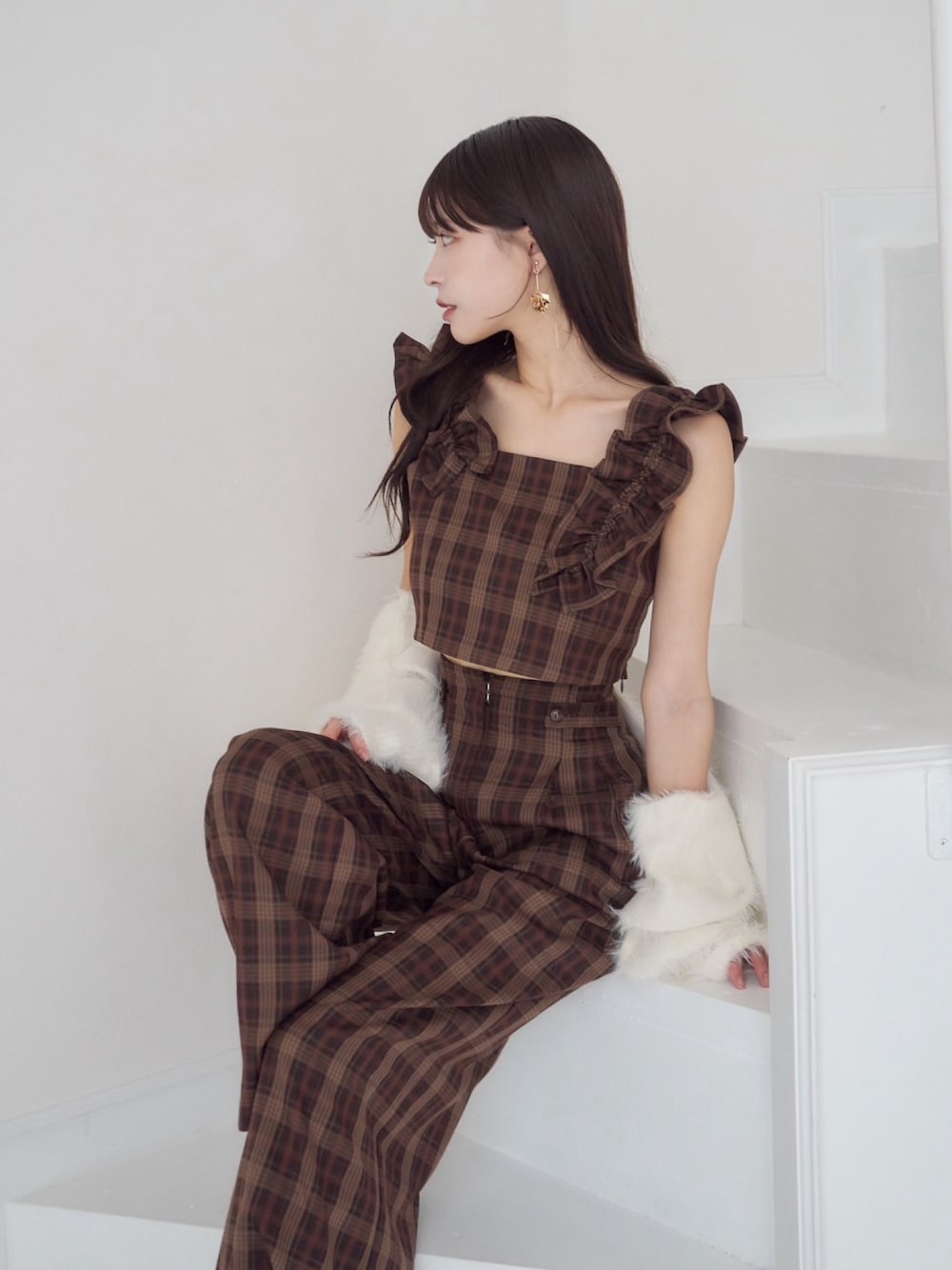 「秋コーデ、チェック、チェックパンツ、チェック柄、セットアップ、オトナ女子、秋服、秋、今日のコーデ、休日スタイル、キレイめ、秋っぽコーデ更新中、大人可愛い、シンプルスタイル、カーディガン」｜「mellowneonのアイテム（オールインワン・サロペット、ブラウン系）」を使った、karenさん（骨格ウェーブ・レディース・163cm）の秋コーディネートの1枚目の写真
