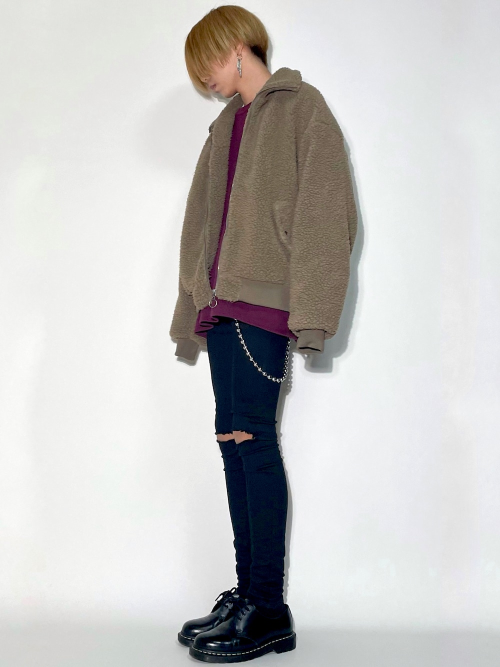 「ボア、ボアジャケット、黒、黒スキニー、ブラックコーデ、学生コーデ、学生、UNIQLO、ゆるコーデ、Vシルエット、ブラック、スキニーコーデ、雰囲気、ブラウン、メンズコーデ」｜「ACE SHOPのプードルボアスウィンフトップZIPブルソン（ブルゾン、グレー系）」を使った、Ane.さん（メンズ・176cm）の冬コーディネートの1枚目の写真