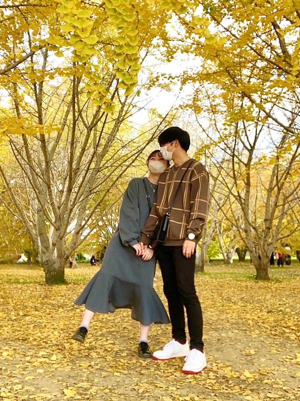 「秋冬、紅葉、イチョウ、デート、デートスタイル（WOMEN）、カップルコーデ、カップル、未来のWEARISTAプロジェクト、休日コーデ、オトナ女子、ゆったりコーデ、大人ガーリー、ゆるコーデ」｜「NIKEのナイキ エア フォース 1 '07 メンズシューズ / スニーカー/ Nike Air Force 1 '07（スニーカー、ホワイト系）」を使った、なつさん（レディース・158cm）の秋コーディネートの1枚目の写真