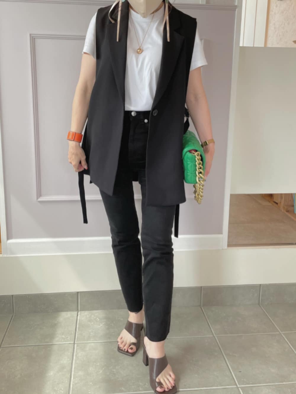 「ZARA、ジレ、リラックススタイル、ジレコーデ、モノトーン、モノトーンコーデ、Tシャツ、黒パンツ、大人カジュアル、大人コーデ、シンプル、シンプルコーデ、ママコーデ、ママファッション、お洒落さんとつながりたい」｜「ZARAのアイテム（サンダル、ブラウン系）」を使った、𝚔𝚊𝚑𝚘𝟹𝟼𝟿さん（レディース・154cm）の秋コーディネートの1枚目の写真