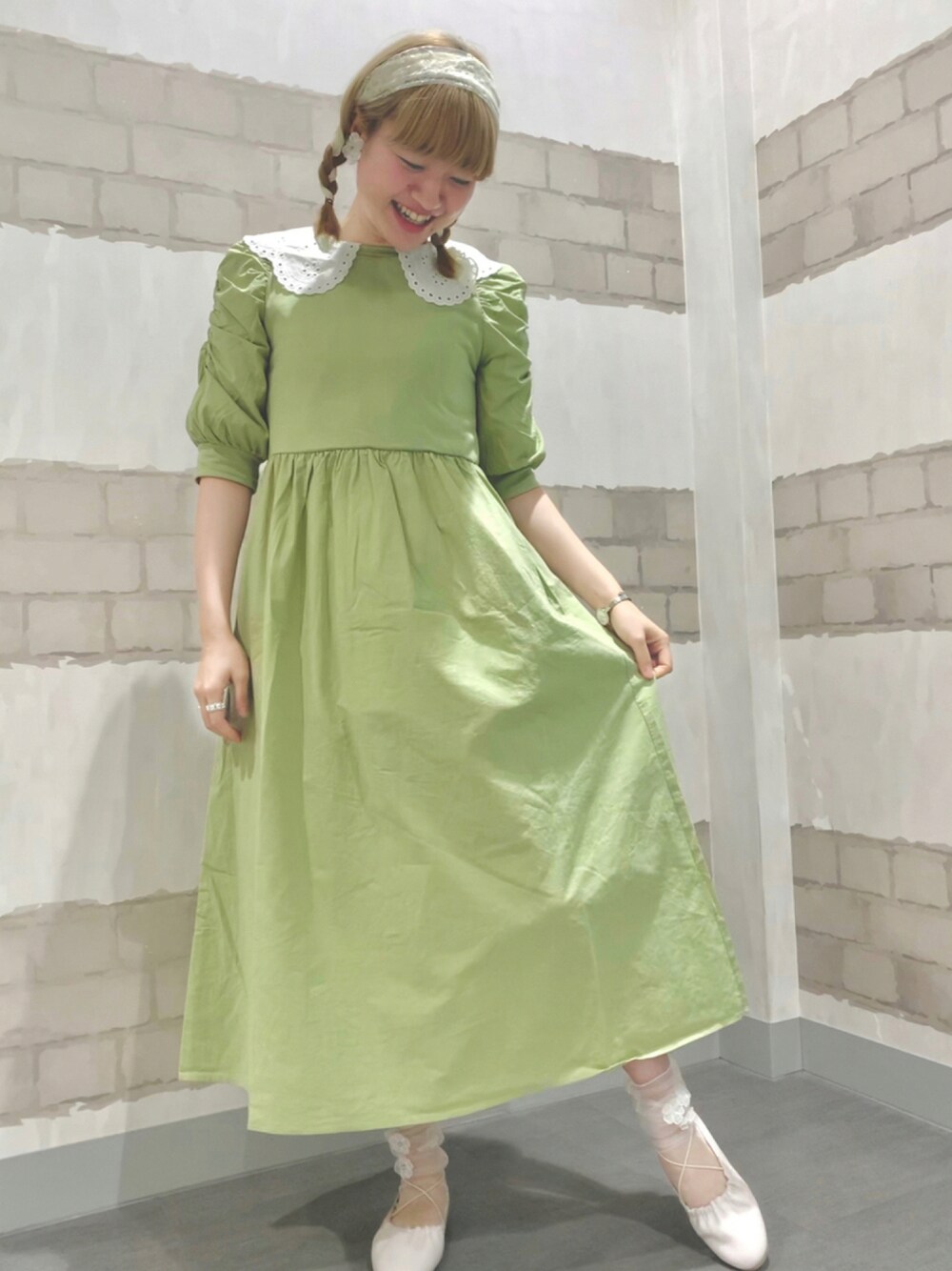 グリーン系のワンピース、ホワイト系のバレエシューズ、ホワイト系のシャツ/ブラウスを着用したレディースの夏コーディネートの1枚目の写真