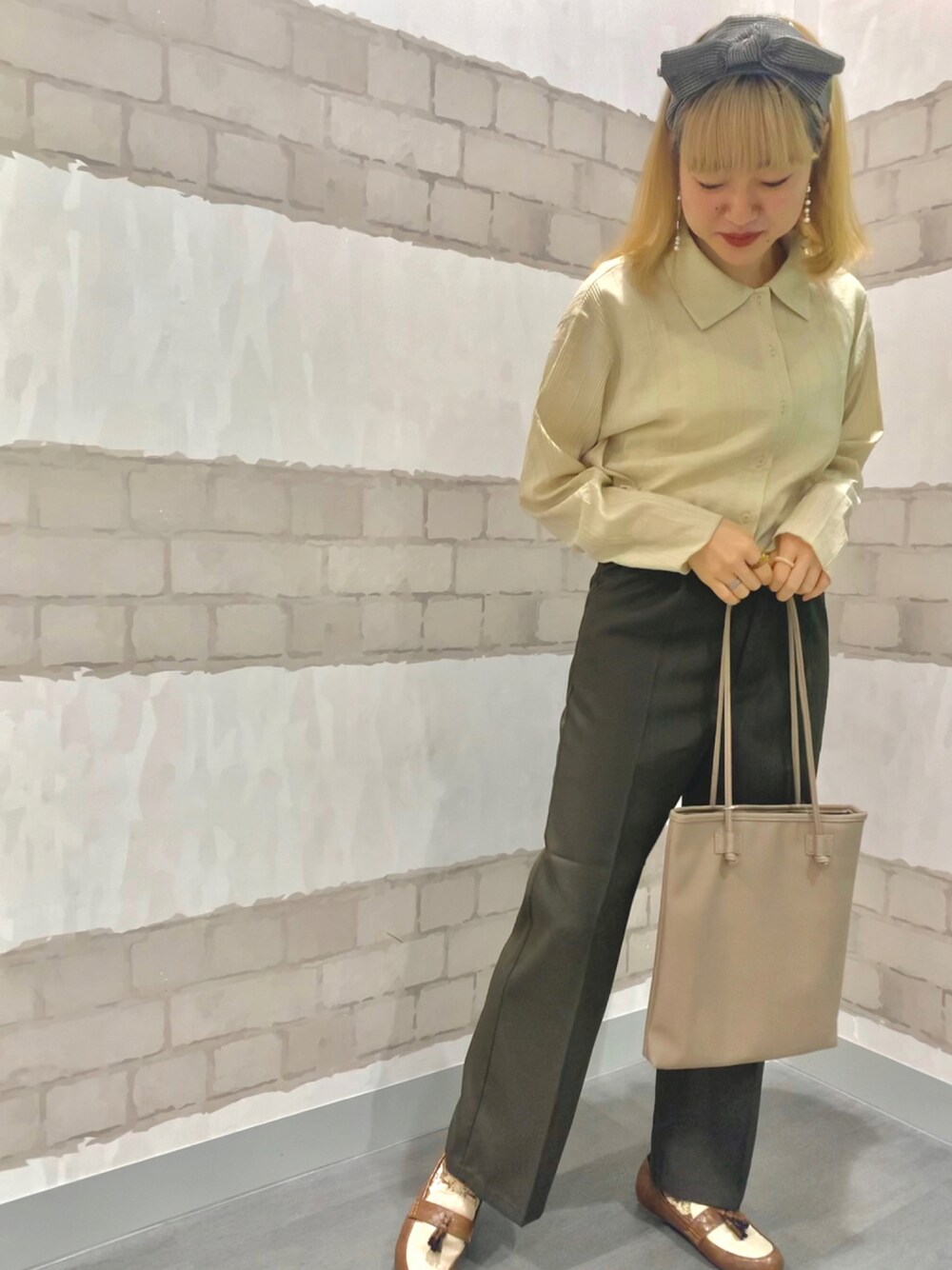 ベージュ系のトートバッグ、ベージュ系のシャツ/ブラウス、グレー系のその他パンツを着用したレディースの秋コーディネートの1枚目の写真