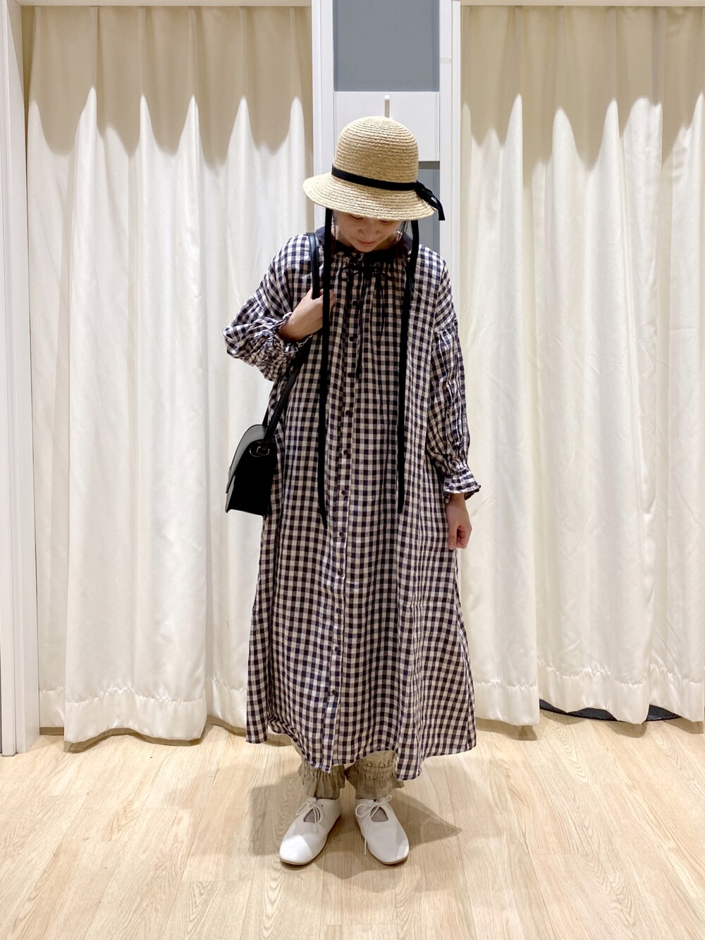 ブラック系のショルダーバッグ、ピンク系のワンピース/ドレス、ホワイト系のその他シューズを着用したレディースの冬コーディネートの1枚目の写真