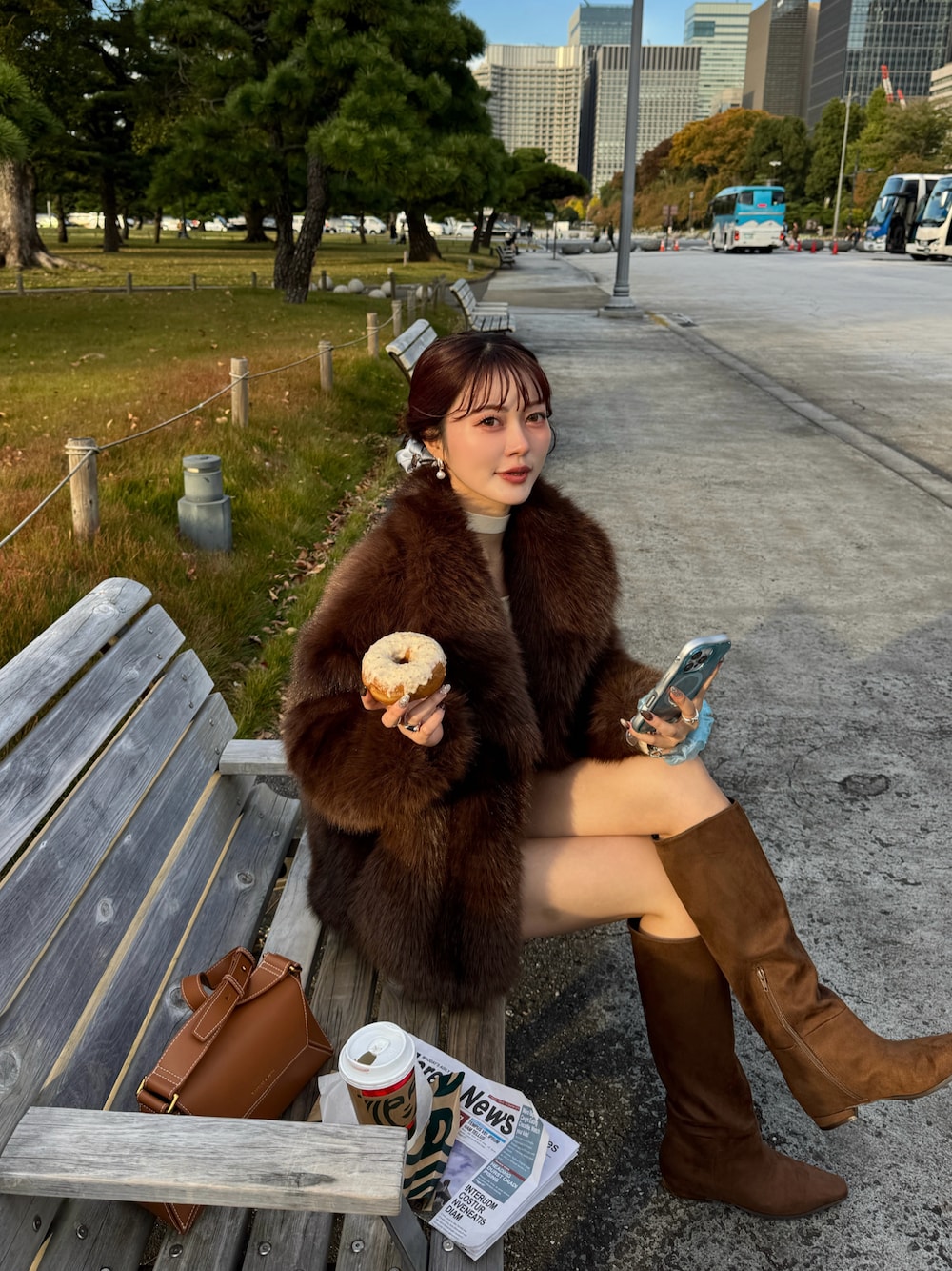 ブラウン系のその他アウター、ブラウン系のブーツ、ブラウン系のショルダーバッグを着用したレディースの秋コーディネートの1枚目の写真