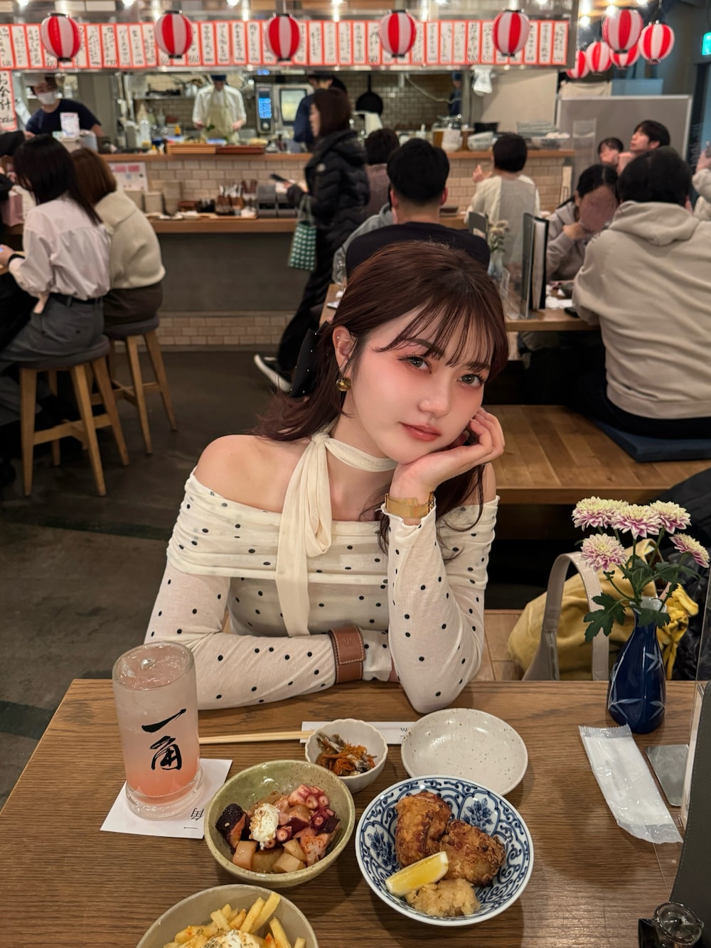 「春めき満開コーデ、春色、キレイめカジュアル、春服、オトナカジュアル、韓国コーデ、ドット、デニムパンツ、デニム、オフショルダー、デートコーデ、デート、大人ガーリー、きれいめカジュアル」｜「efillのフェミニン ドット オフショルダー トップス（Tシャツ/カットソー、ホワイト系）」を使った、honokaさん（骨格ナチュラル・レディース・163cm）の春コーディネートの1枚目の写真