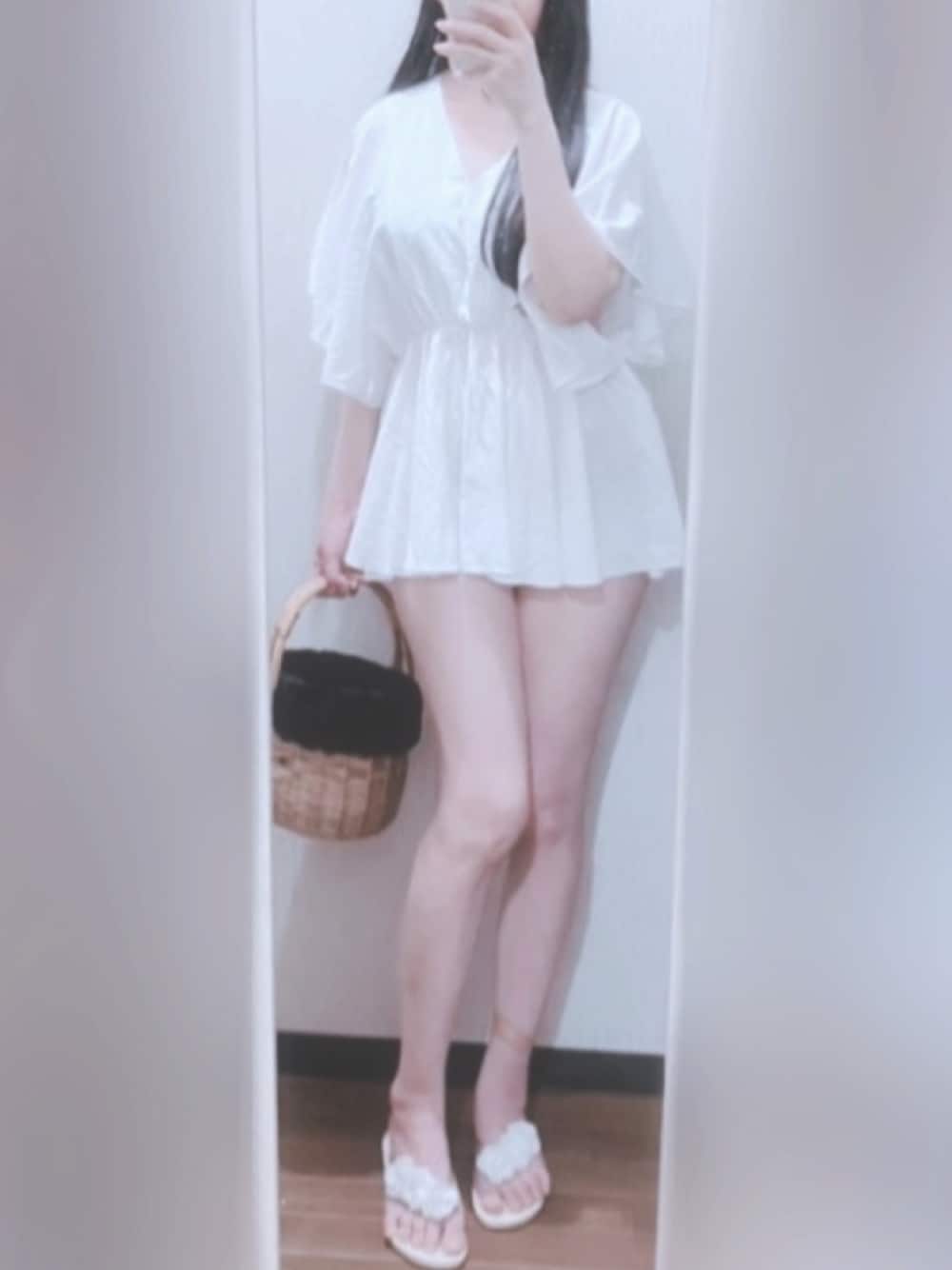 「白トップス、カゴバッグ、ビーチサンダル、海スタイル、グレイル」｜「GRLのアイテム（シャツ/ブラウス、ホワイト系）」を使った、りりさん（レディース・159cm）の夏コーディネートの1枚目の写真