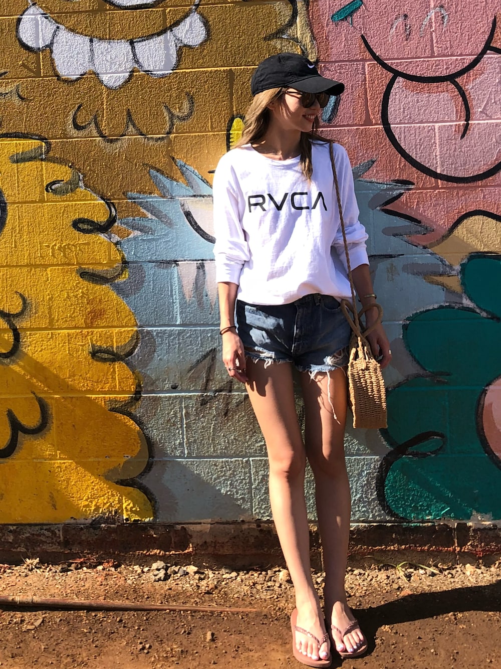 「ハワイ、ルーカ、サーフ、夏コーデ、海コーデ」｜「RVCAのRVCA/ルーカ ロゴロンT オーバーサイズ ドロップショルダー BD042-064（Tシャツ/カットソー、ホワイト系）」を使った、　　　mii♡さん（レディース・163cm）の秋コーディネートの1枚目の写真