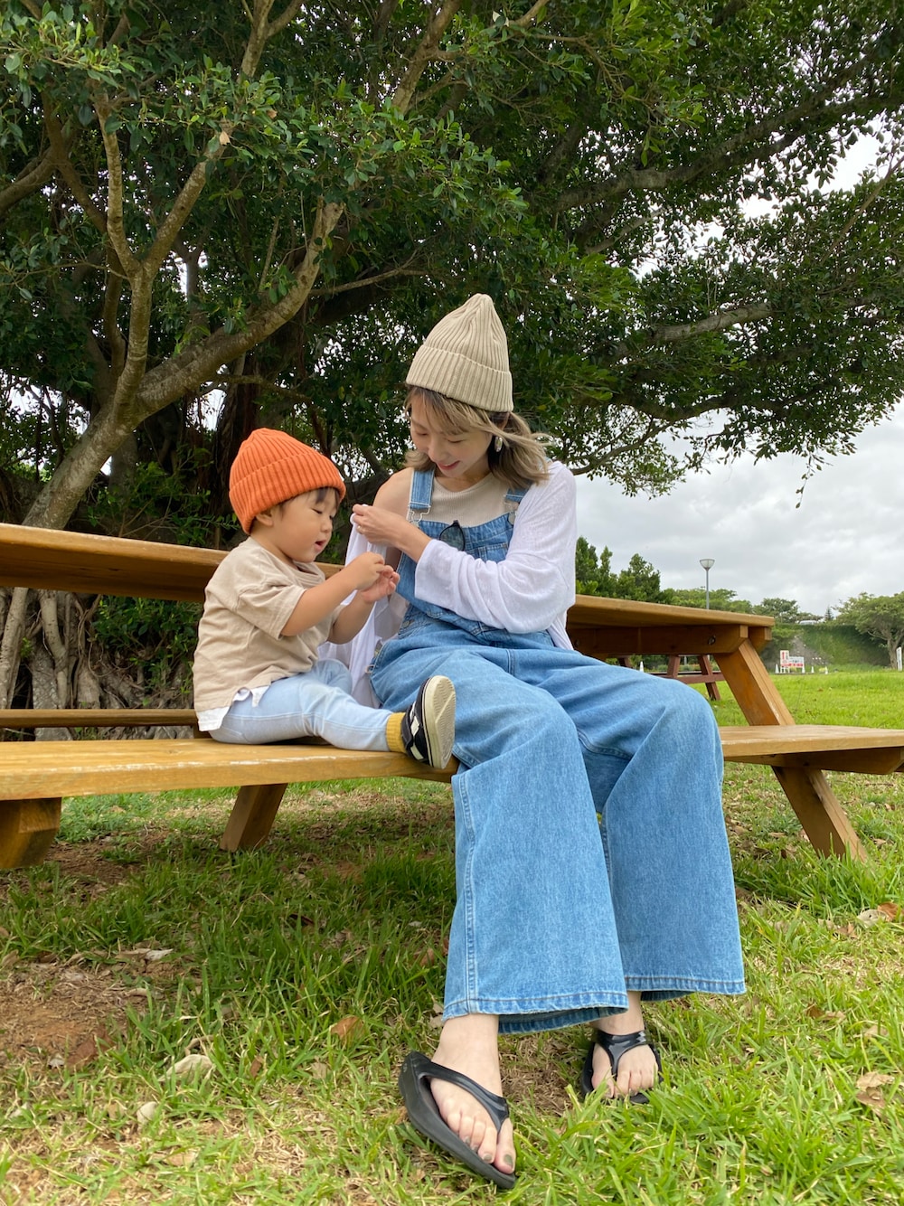 「沖縄コーデ、海コーデ、親子コーデ、リンクコーデ、サロペット、デニムコーデ、息子コーデ、息子とおでかけ、ニット帽、秋服コーデ、沖縄旅行、沖縄、美容師、ママファッション、ラクチンコーデ」｜「OOFOSのOOFOS/ウーフォス　OOlala リカバリーサンダル（サンダル、ブラック系）」を使った、　　　mii♡さん（レディース・163cm）の秋コーディネートの1枚目の写真