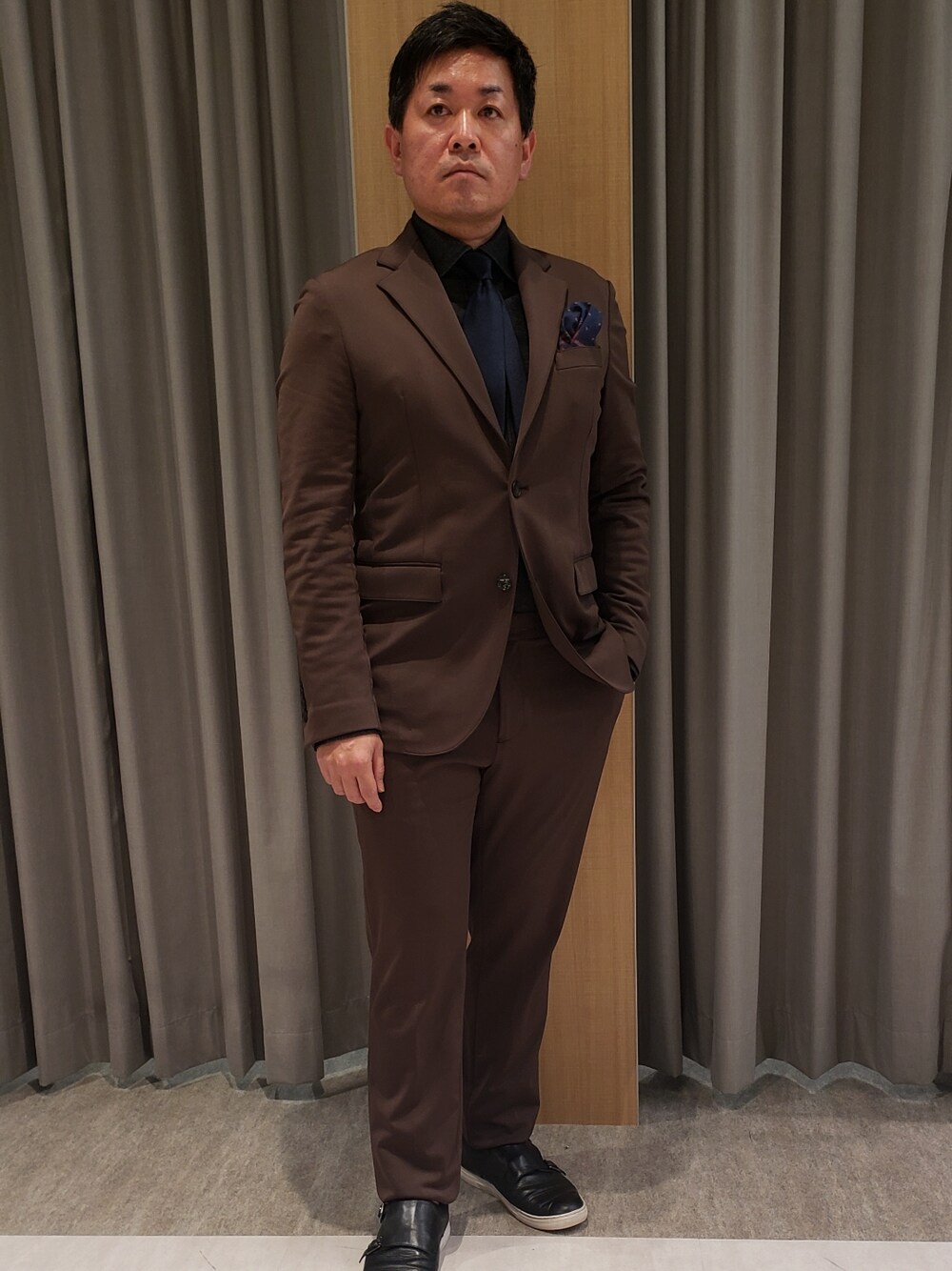「おしゃれさんと繋がりたい、大人コーデ、きれいめカジュアル、シャツ、タイドアップ、セットアップ、機能性素材、ラクチンコーデ、ブラウン」｜「DESIGNWORKSのアイテム（ジャケット/アウター、ブラウン系）」を使った、TAKAさん（メンズ・165cm）の春コーディネートの1枚目の写真