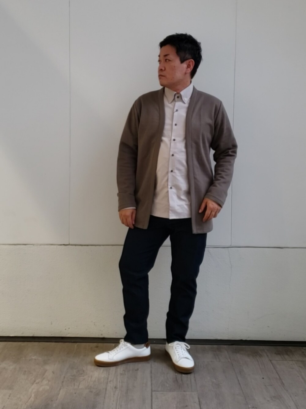 「秋のコーデ、シンプル、おしゃれさんと繋がりたい、カジュアル、秋服準備はじめました、シャツスタイル、トッパーカーデ、ボタンダウンシャツ、デニム」｜「ABAHOUSE GRAYの【ダブルフェイス】配色 セミショール カーディガン（カーディガン/ボレロ、ブラウン系）」を使った、TAKAさん（メンズ・165cm）の秋コーディネートの1枚目の写真