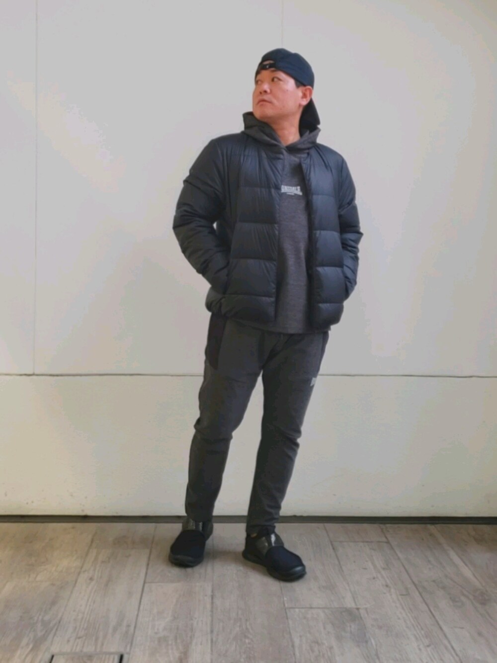 「秋冬コーデ、ストリートMIX、スポーツミックス、スニーカーコーデ、アウター、ピレネックス、ダウンジャケット、おしゃれさんと繋がりたい、キャップ」｜「ABAHOUSEのアイテム（ダウンジャケット/コート、ブラック系）」を使った、TAKAさん（メンズ・165cm）の秋コーディネートの1枚目の写真