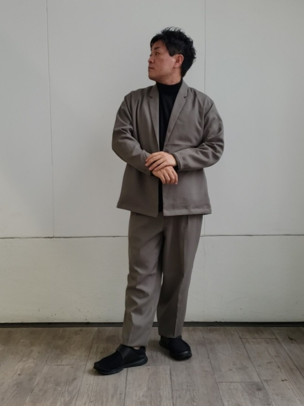 「カジュアルコーデ、今日のコーデ、お洒落さんとつながりたい、ストリート、ファッションの力を信じよう、Tシャツ/カットソー、きれいめカジュアル、ワイドパンツ、カーキ」｜「ABAHOUSEのアイテム（ジャケット/アウター、グリーン系）」を使った、TAKAさん（メンズ・165cm）の秋コーディネートの1枚目の写真