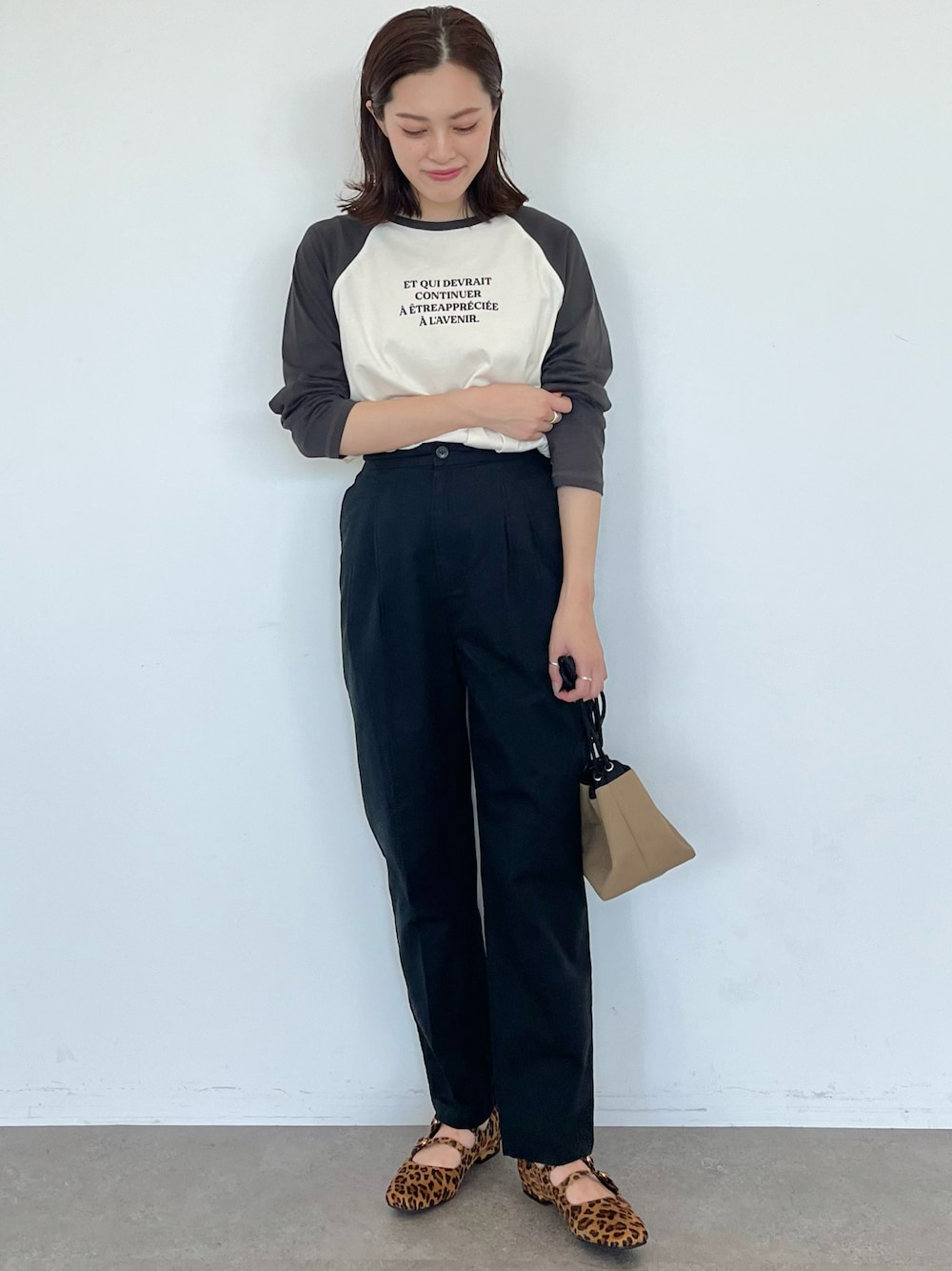「AMERICAN HOLIC、アメリカンホリック、秋服、秋服コーデ、カジュアル、プチプラ、シンプルスタイル、ミニバッグ、レオパード、ロゴT」｜「AMERICAN HOLICのナンバーロゴラグランカットチュニック（Tシャツ/カットソー、グレー系）」を使った、yuki☺︎さん（レディース・165cm）の秋コーディネートの1枚目の写真