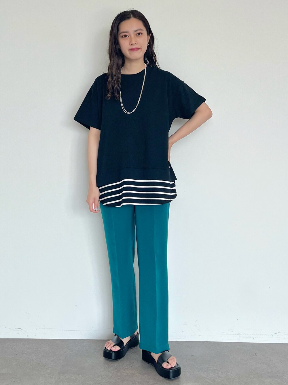 「AMERICAN HOLIC、アメリカンホリック、レイヤードスタイル、ボーダー、カラーパンツ、差し色、夏コーデ、楽チンコーデ、大人コーデ、夏、オトナカジュアル、高身長コーデ」｜「AMERICAN HOLICのレイヤードボーダーカットプルオーバー（Tシャツ/カットソー、ブラック系）」を使った、yuki☺︎さん（レディース・165cm）の夏コーディネートの1枚目の写真
