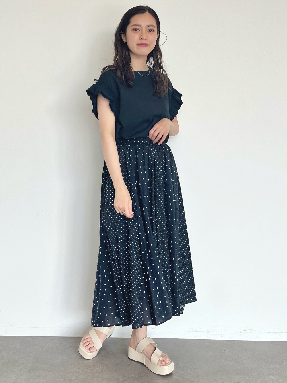 「AMERICAN HOLIC、アメリカンホリック、フリル、ドット、ドットスカート、夏コーデ、夏、モノトーンコーデ、高身長コーデ、プチプラ」｜「AMERICAN HOLICのショルダーフリルカットプルオーバー（Tシャツ/カットソー、ブラック系）」を使った、yuki☺︎さん（レディース・165cm）の夏コーディネートの1枚目の写真