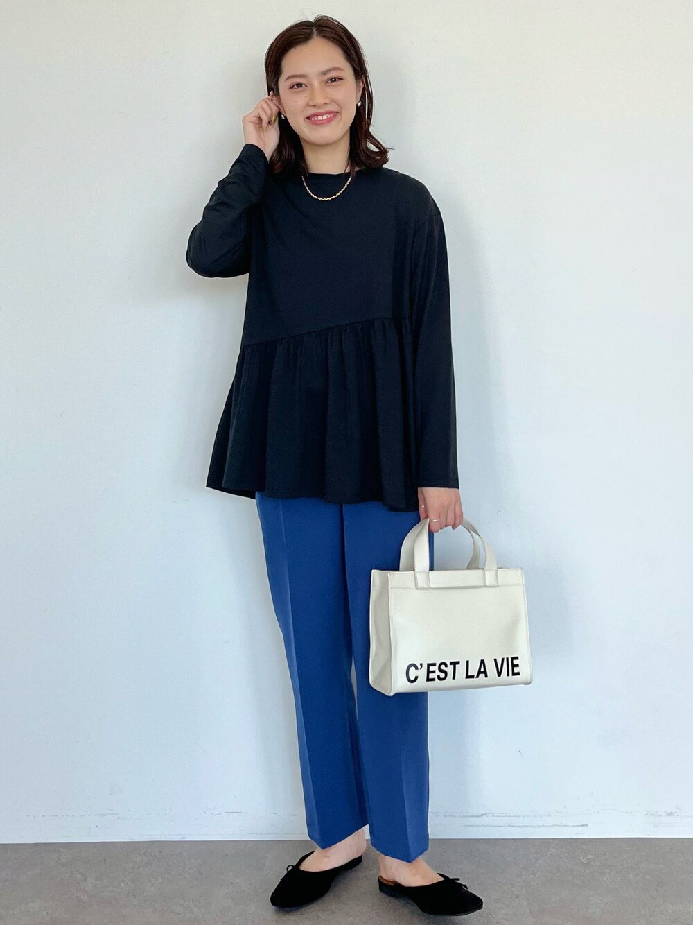 「AMERICAN HOLIC、アメリカンホリック、キレイめコーデ、カラー×コーデ、カラーパンツ、パンプス、キレイめ」｜「AMERICAN HOLICの裾ティアードカットプルオーバー（Tシャツ/カットソー、ブラック系）」を使った、yuki☺︎さん（レディース・165cm）の秋コーディネートの1枚目の写真