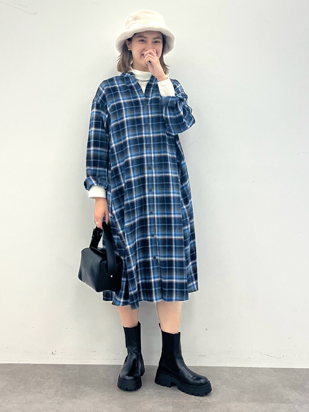 「AMERICAN HOLIC、アメリカンホリック、秋冬コーデ、チェック、チェックワンピース、シンプル、タートルネック、レイヤードスタイル、オトナカジュアル、秋のコーデ」｜「AMERICAN HOLICのファーバケット（ハット、ベージュ系）」を使った、yuki☺︎さん（レディース・165cm）の秋コーディネートの1枚目の写真