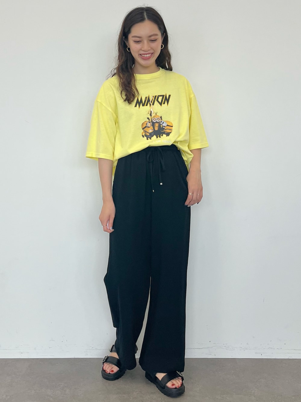 「AMERICAN HOLIC、アメリカンホリック、ミニオン、プリントT、ユニバ、シンプル、ラクチンコーデ、シンプルスタイル、パンツスタイル、カラーコーデ」｜「AMERICAN HOLICのミニオン/バンドTシャツ（Tシャツ/カットソー、イエロー系）」を使った、yuki☺︎さん（レディース・165cm）の秋コーディネートの1枚目の写真
