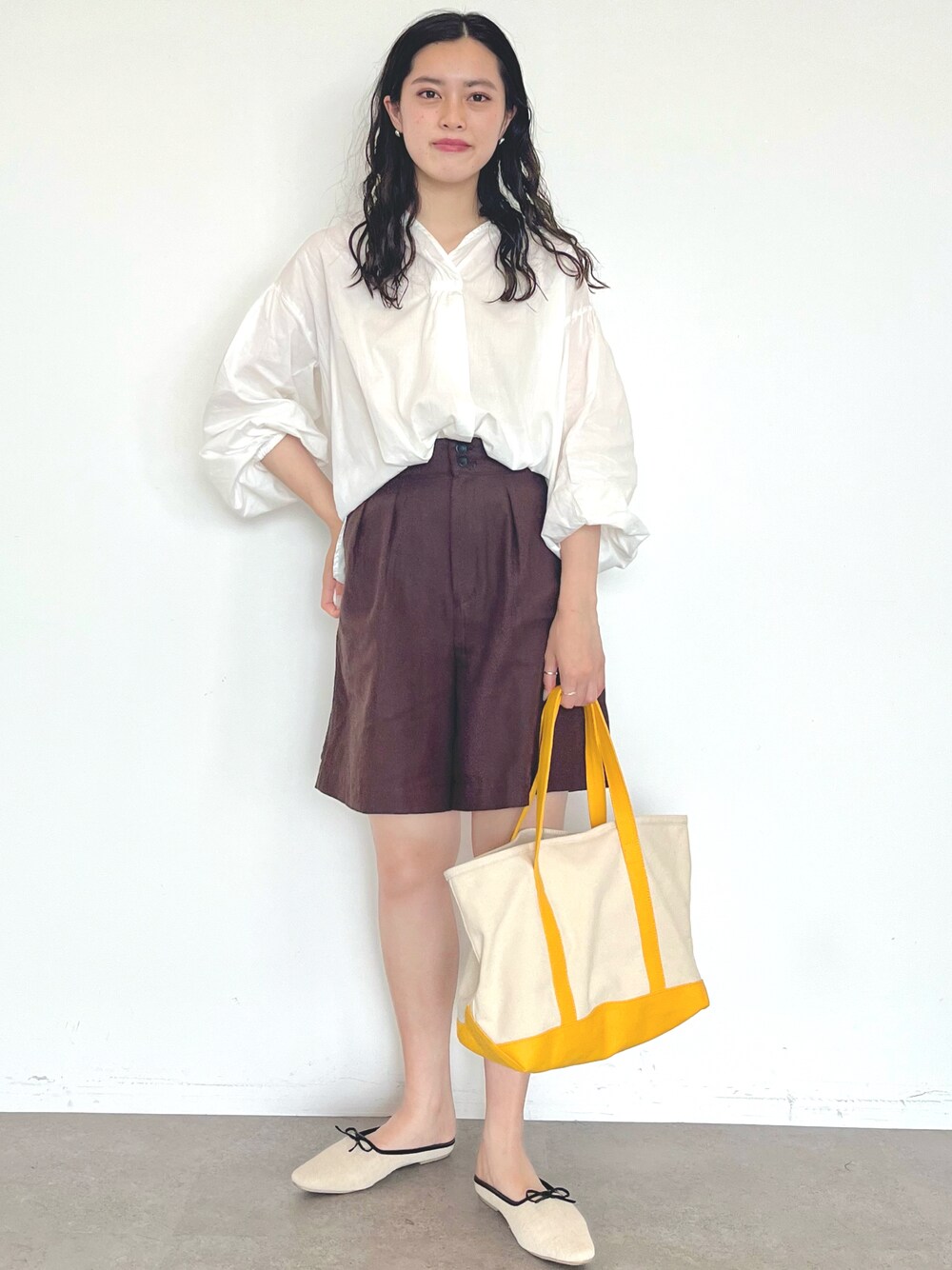 「AMERICAN HOLIC、アメリカンホリック、リネンパンツ、ハーフパンツ、夏コーデ、カジュアルコーデ、シンプル、ミュール、トートバッグ、ラフ」｜「AMERICAN HOLICのスキッパーバックギャザーシャツ（シャツ/ブラウス、ホワイト系）」を使った、yuki☺︎さん（レディース・165cm）の夏コーディネートの1枚目の写真