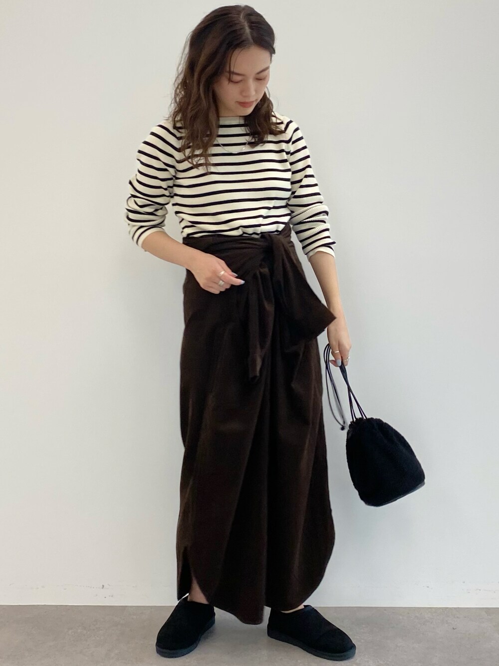 「AMERICAN HOLIC、アメリカンホリック、だから秋服が好き、コーデュロイ、アレンジ、ムートン、ボーダー、大人カジュアル、秋のコーデ、ロングワンピース、リブニット、着回しコーデ」｜「AMERICAN HOLICのボートネックリブ違いニットプルオーバー（トップス、ホワイト系）」を使った、yuki☺︎さん（レディース・165cm）の秋コーディネートの1枚目の写真