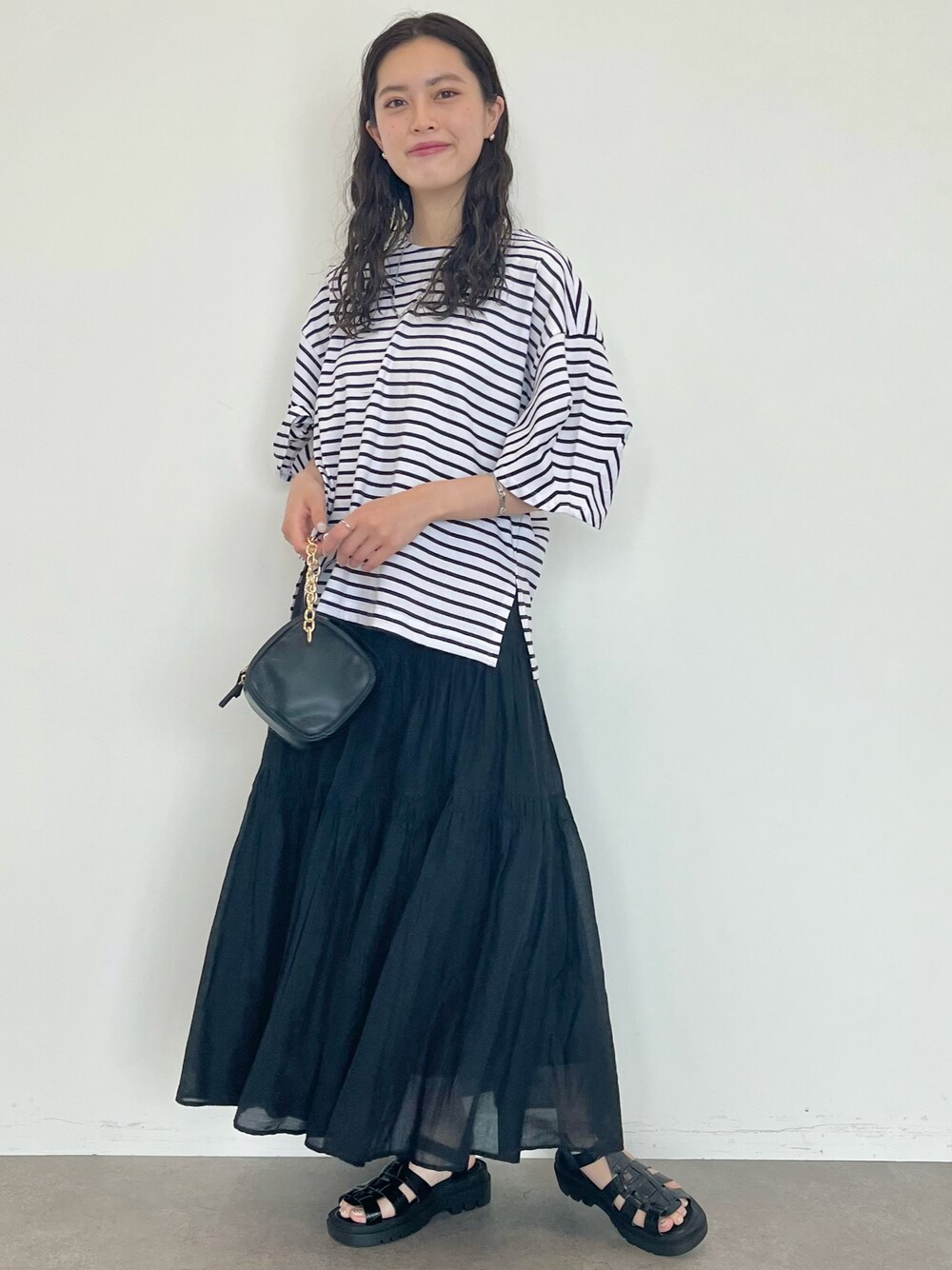 「AMERICAN HOLIC、アメリカンホリック、ボーダー、ボーダートップス、ティアード、ティアードスカート、夏コーデ、モノトーン、大人コーデ、プチプラコーデ」｜「AMERICAN HOLICの袖コンシャスボーダーカットプルオーバー（Tシャツ/カットソー、その他）」を使った、yuki☺︎さん（レディース・165cm）の夏コーディネートの1枚目の写真
