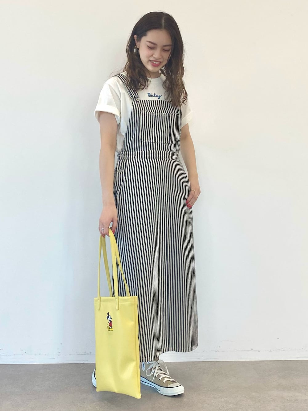 「AMERICAN HOLIC、アメリカンホリック、ディズニー、ディズニーコーデ、ジャンパースカート、ストライプ、ロゴT、ディズニーTシャツ、トートバッグ、ゆるコーデ、カジュアル、春カラー、春色」｜「Disneyのワンポイント半袖カットプルオーバー/Mickey（Tシャツ/カットソー、ホワイト系）」を使った、yuki☺︎さん（レディース・165cm）の春コーディネートの1枚目の写真