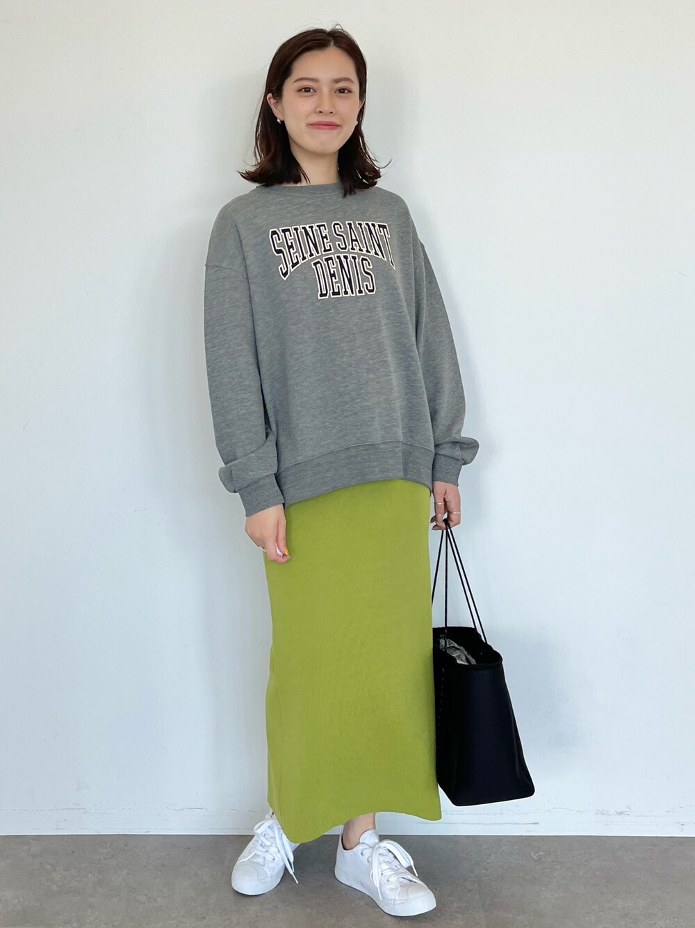「AMERICAN HOLIC、アメリカンホリック、ロゴスウェット、秋服、秋服コーデ、カジュアル、プチプラ、秋コーデ、スウェットコーデ」｜「AMERICAN HOLICのロゴプリント裏毛スウェット②（スウェット、グレー系）」を使った、yuki☺︎さん（レディース・165cm）の秋コーディネートの1枚目の写真