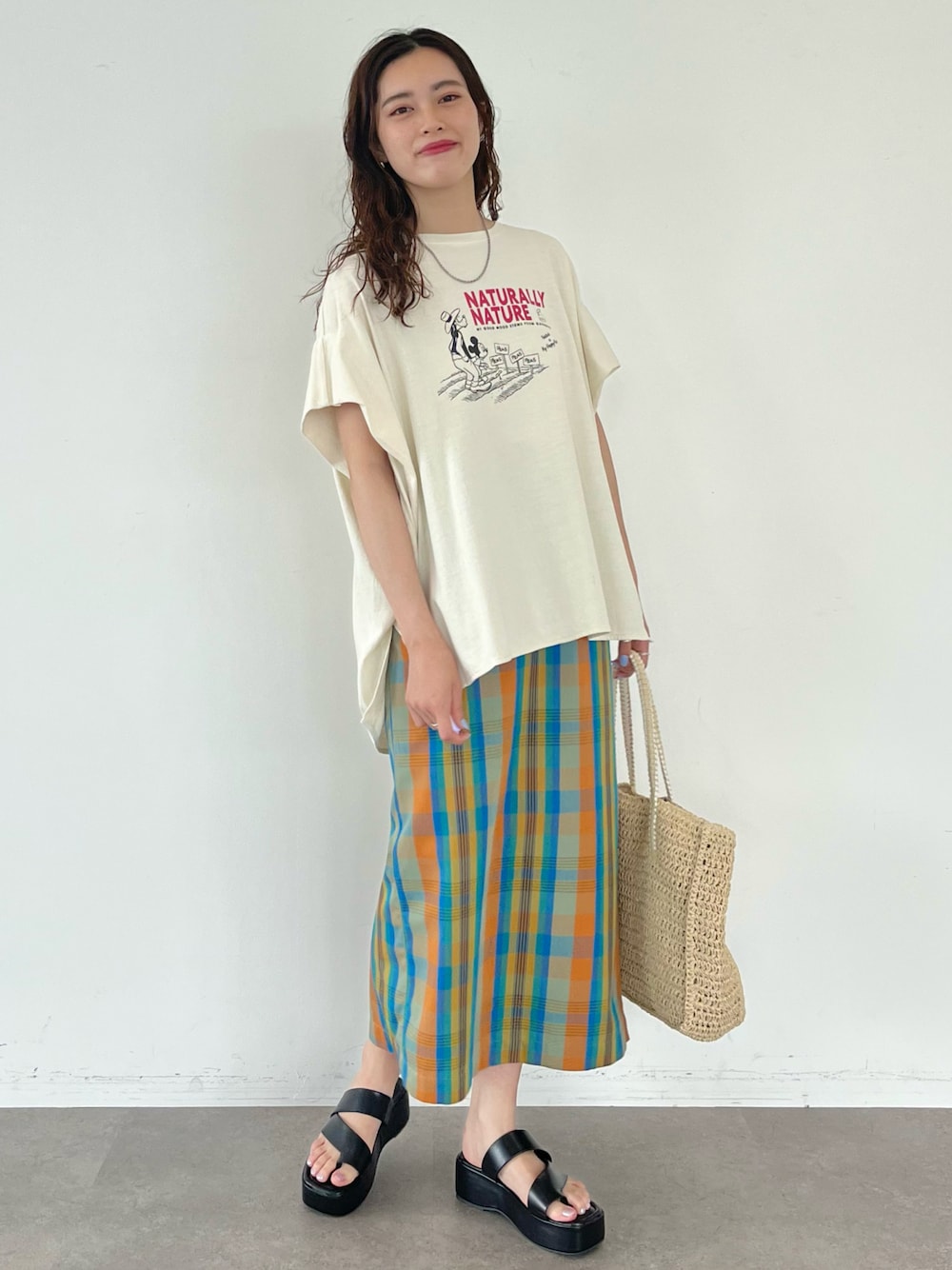 「AMERICAN HOLIC、アメリカンホリック、ディズニー、ディズニーコーデ、夏、チェック、厚底サンダル、カラー×コーデ、カジュアル、サンダル、タイトスカート、夏バッグ」｜「Disneyのピグメント変形スリーブプルオーバー/Disney（Tシャツ/カットソー、ホワイト系）」を使った、yuki☺︎さん（レディース・165cm）の夏コーディネートの1枚目の写真