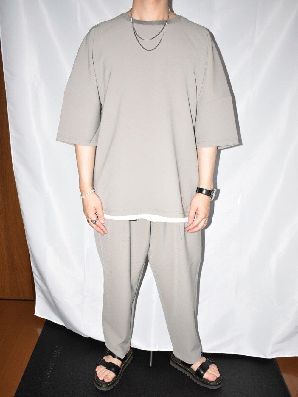 ベージュ系のTシャツ/カットソー、ホワイト系のタンクトップ、ベージュ系のその他パンツを着用したメンズの夏コーディネートの1枚目の写真