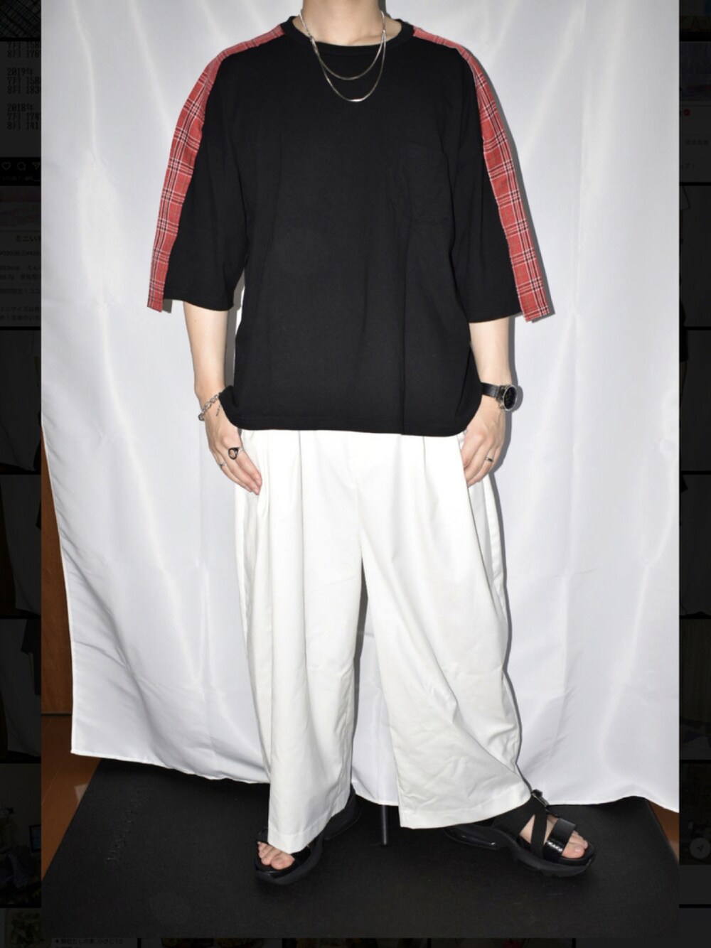 ブラック系のTシャツ/カットソー、ホワイト系のその他パンツ、ブラック系のサンダルを着用したメンズの夏コーディネートの1枚目の写真