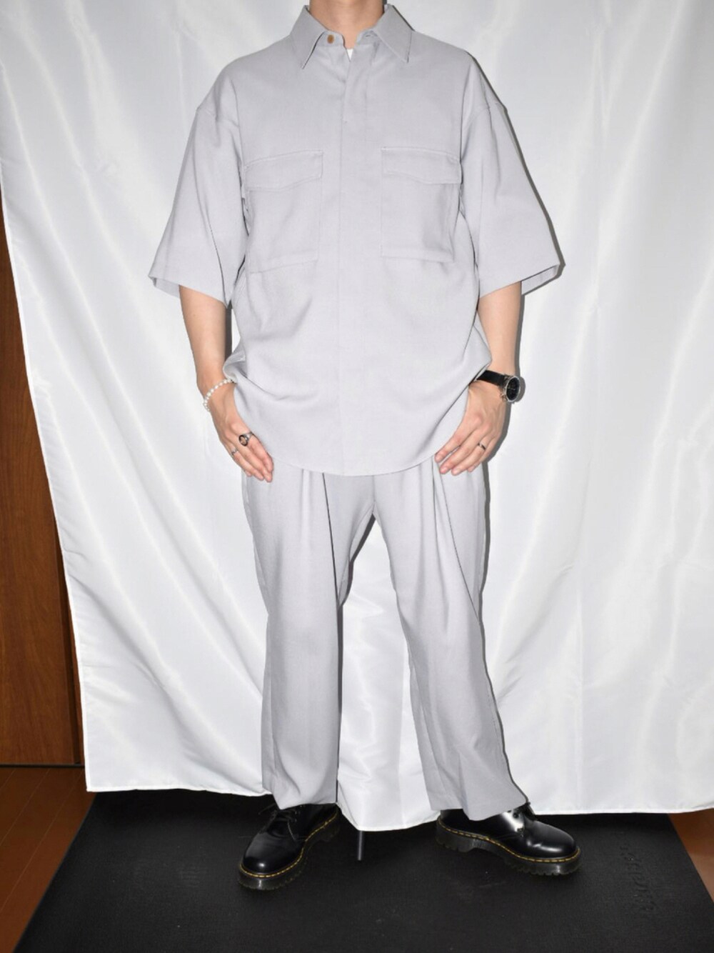 ホワイト系のTシャツ/カットソー、ブルー系のシャツ/ブラウス、ブラック系のブーツを着用したメンズの夏コーディネートの1枚目の写真