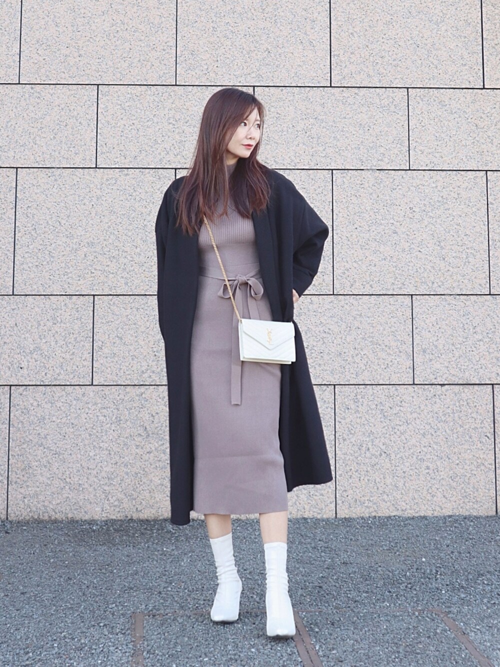 「大人女子、ワンピース、ショートブーツ、ホワイト、ブラウン、ホワイト×ブラウン、春コーデ、春、上品カジュアル、キレイめ、ニットワンピース、マーキュリーデュオ(MERCURYDUO)」｜「Saint Laurentのアイテム（ショルダーバッグ、ホワイト系）」を使った、ｐiｐiさん（レディース・163cm）の春コーディネートの2枚目の写真