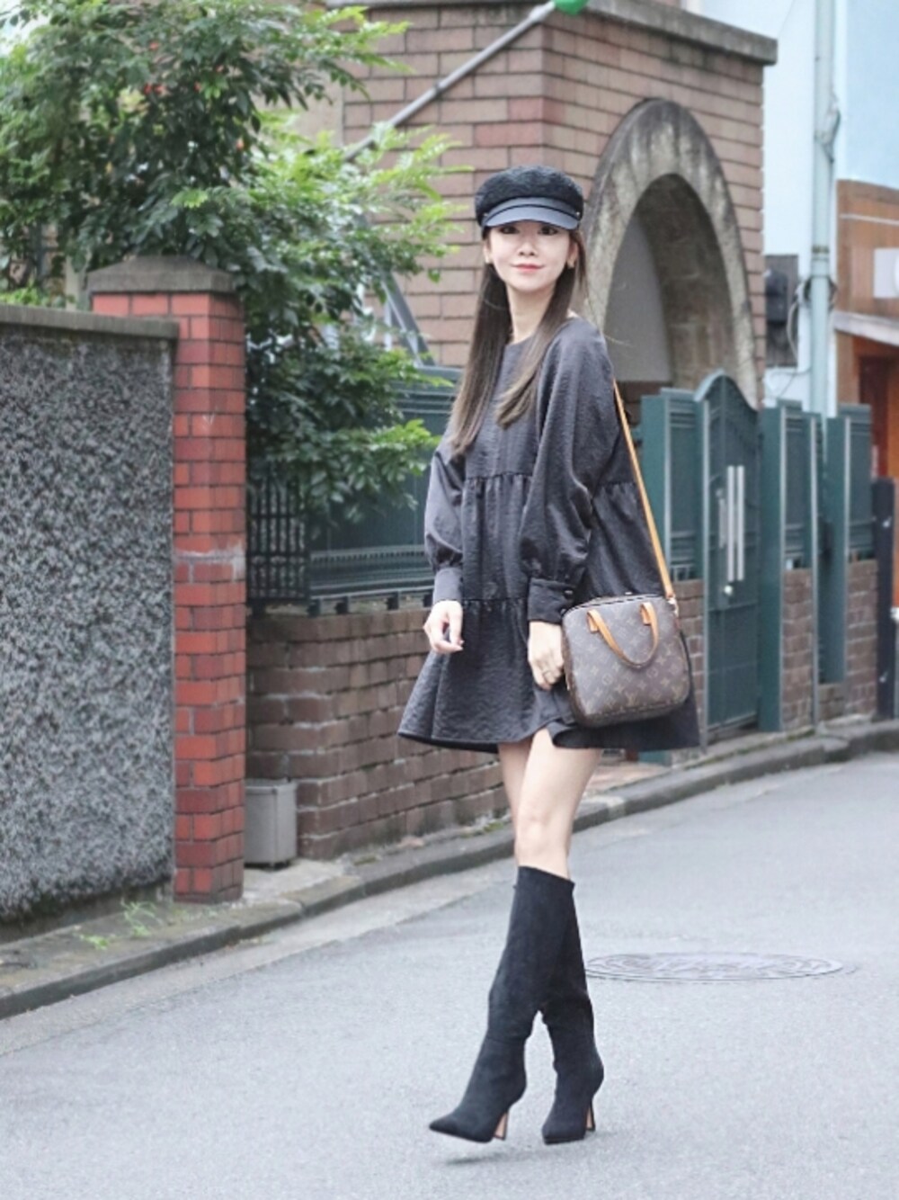 「秋冬コーデ、ブラック、ブーツ、CHARLES＆KEITH、ワンピース×ブーツ、オールブラック」｜「CHARLES & KEITHのテクスチャードスカルプチャーヒール ニーハイブーツ / Textured Sculptural Heel Knee High Boots（ブーツ、ブラック系）」を使った、ｐiｐiさん（レディース・163cm）の秋コーディネートの1枚目の写真