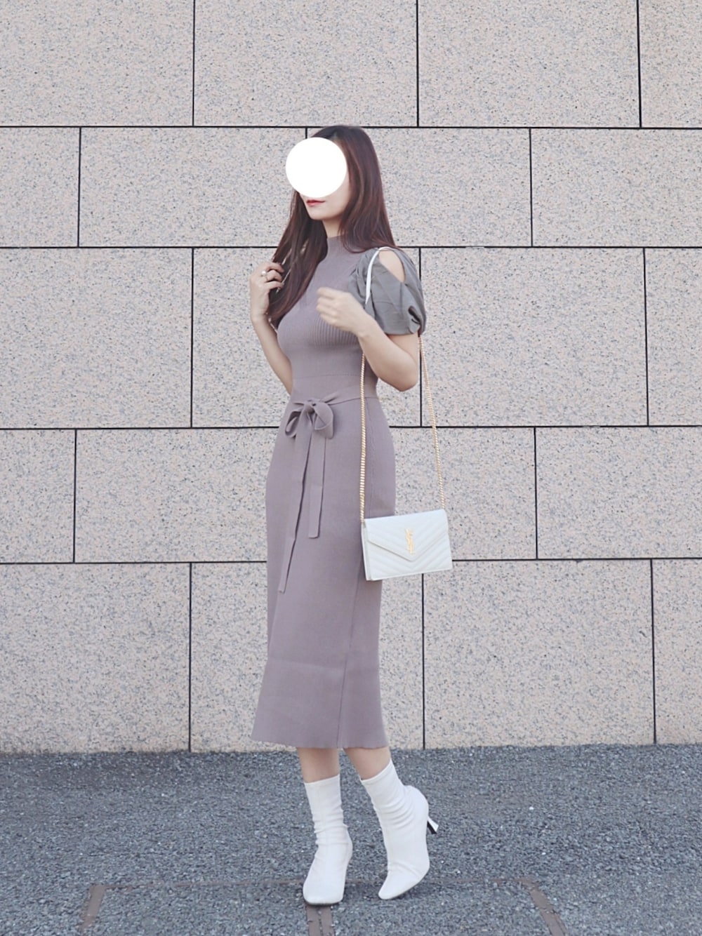 「大人女子、ワンピース、ショートブーツ、ホワイト、ブラウン、ホワイト×ブラウン、春コーデ、春、上品カジュアル、キレイめ、ニットワンピース、マーキュリーデュオ(MERCURYDUO)」｜「Saint Laurentのアイテム（ショルダーバッグ、ホワイト系）」を使った、ｐiｐiさん（レディース・163cm）の春コーディネートの1枚目の写真
