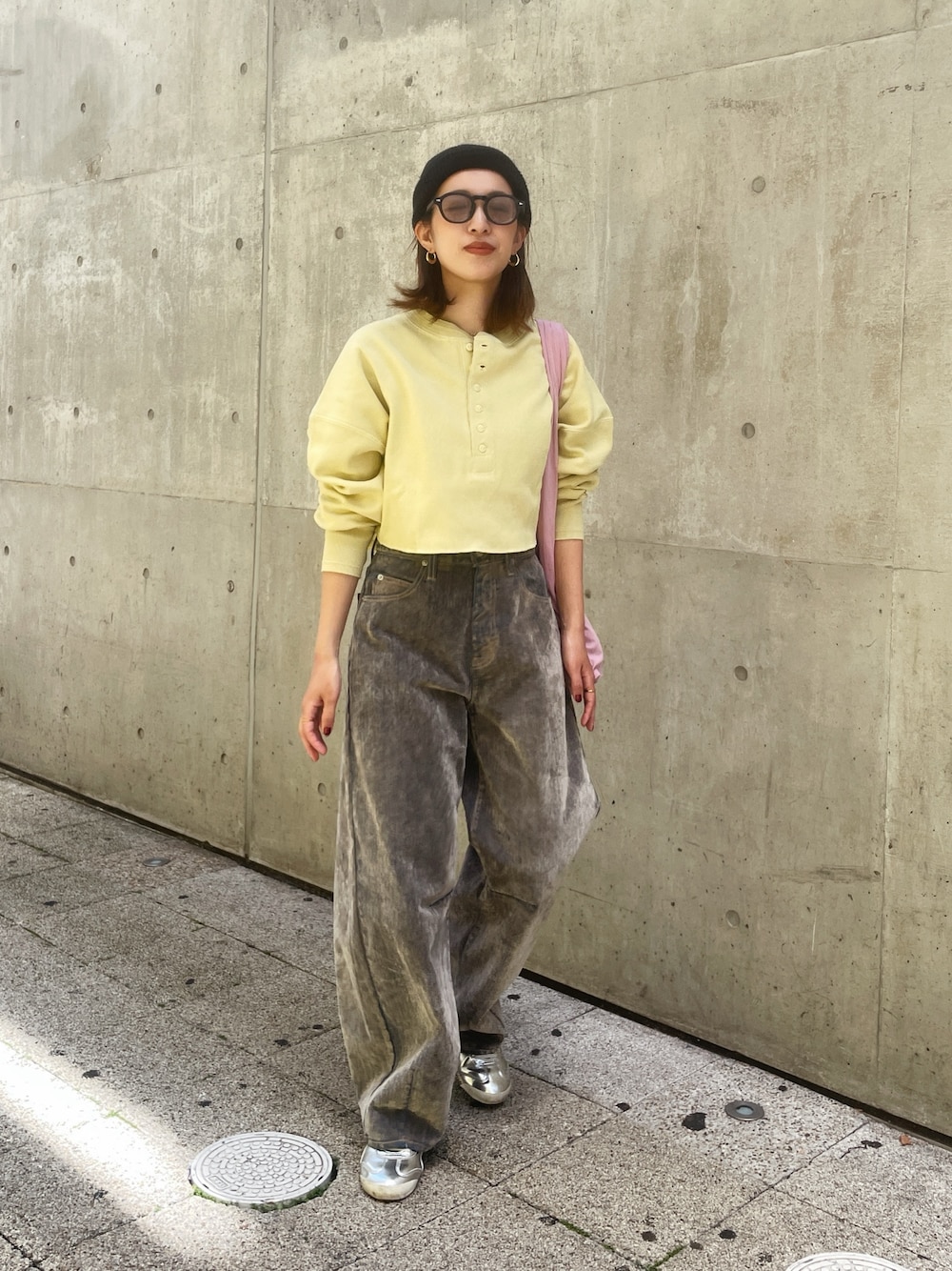 ベージュ系のデニムパンツ、イエロー系のTシャツ/カットソーを着用したレディースの秋コーディネートの1枚目の写真