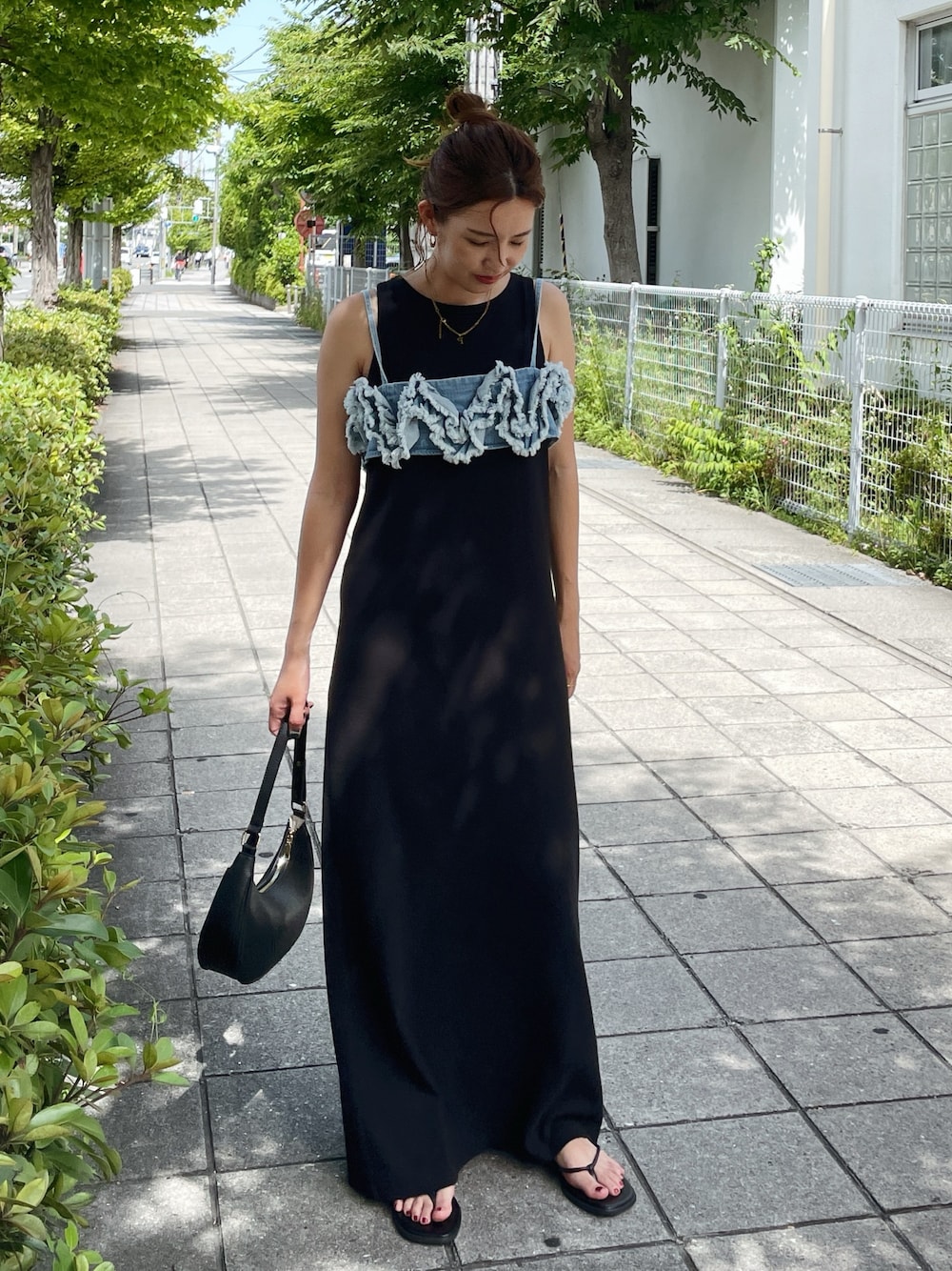 ブラック系のワンピース、ブルー系のキャミソール、ブラック系のサンダルを着用したレディースの夏コーディネートの1枚目の写真