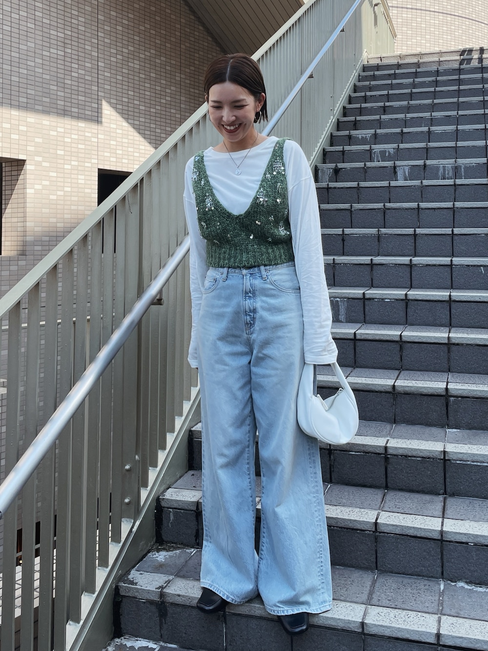 「きれいめカジュアル、薄色デニム、ビスチェ、カーキ、オトナカジュアル、秋服、休日スタイル、秋っぽコーデ更新中」｜「Ungridのスパンコールデザインニットビスチェ（ベスト、グリーン系）」を使った、福本 茉以さん（レディース・160cm）の秋コーディネートの1枚目の写真